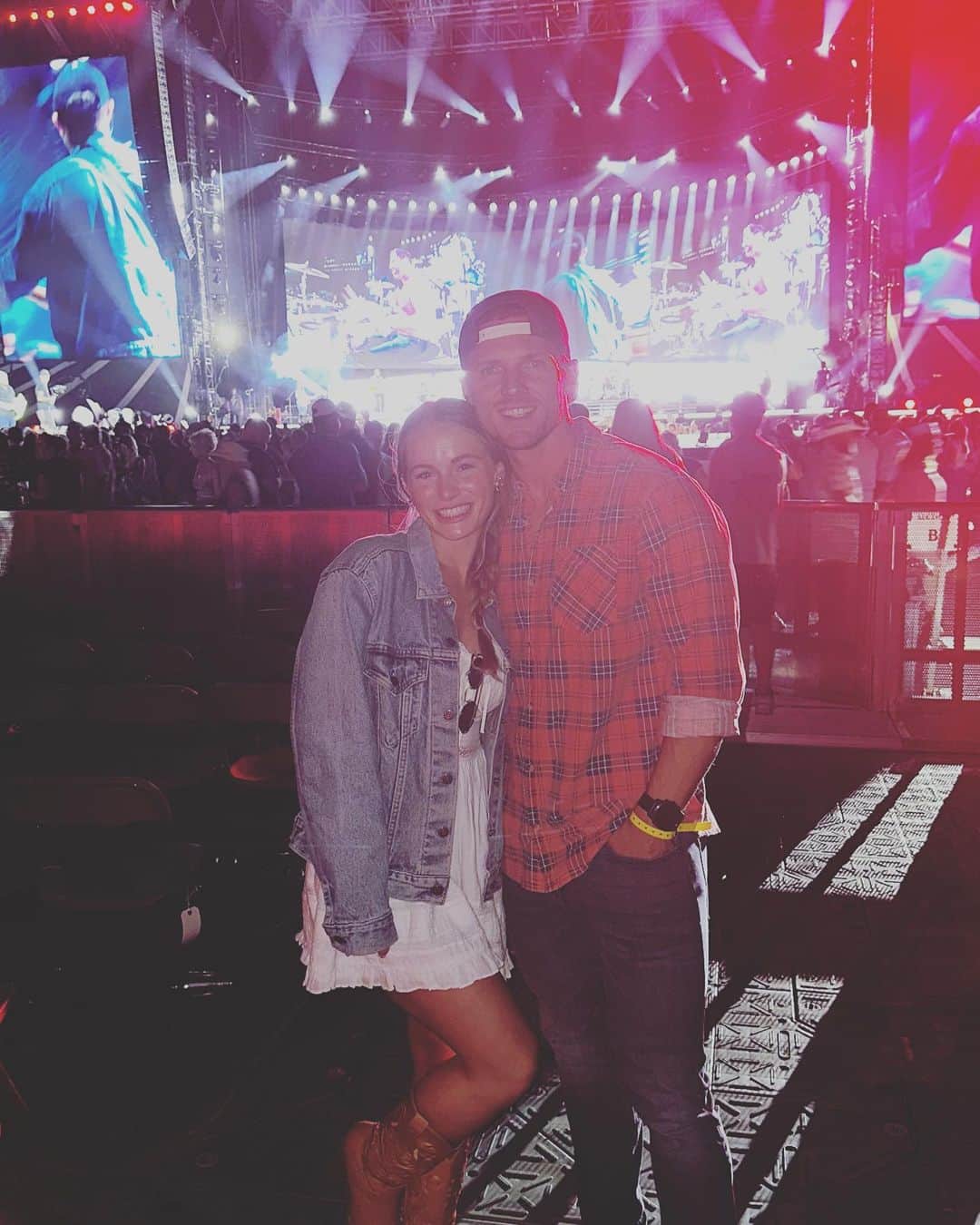 のインスタグラム：「Went to the Luke Combs concert last night only to listen to Morgan’s sing the whole time… and I wouldn’t change a thing. Love seeing my Aussie girl belting out country music on her first trip to my home town of Boise Idaho!  @lukecombs @rileyduckman and @laineywilsonmusic killed it!」