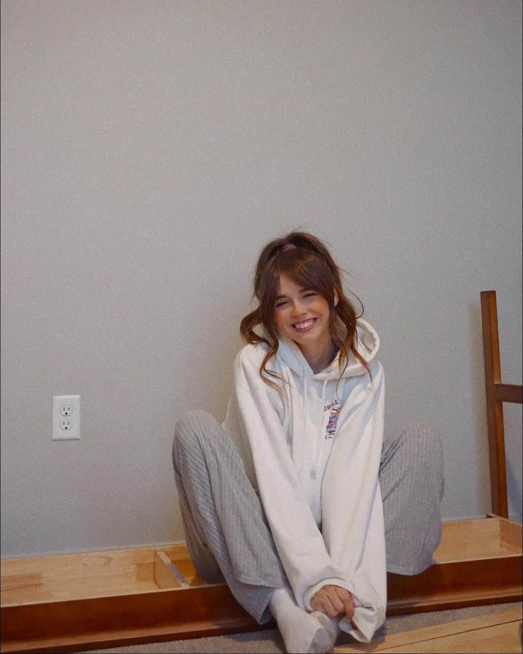 Acacia Brinleyのインスタグラム：「Sorry… cables? 🔬🧐🔎🕵🏻👓 can’t see em.」
