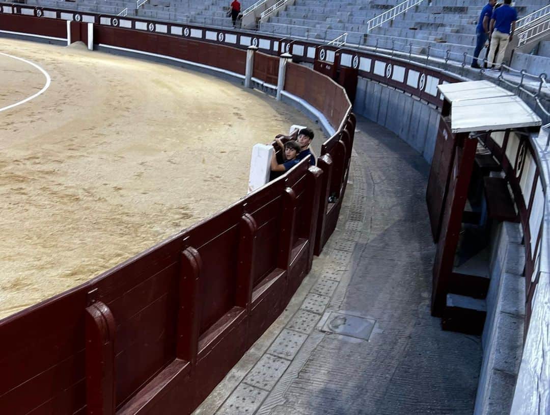 榎戸教子さんのインスタグラム写真 - (榎戸教子Instagram)「【スペイン】 スペインの国技といわれている闘牛。 （娘と公園でひとしきり遊んだあと） 闘牛場を見学しようと訪ねると チケット売り場が開いていました。 列に並び聞くと 「明日のチケットならあるよ！」と。  マドリッドでは 闘牛が3月下旬にシーズンが始まり、 毎週日曜日に闘牛が開催されています。  娘が怖がらないように映像を見せ、 闘牛について説明もしていましたが、 目の前の真剣勝負に ただならぬものを感じたようで… 娘は（闘牛を観るのをやめて） 絵を描くことに。  闘牛士の立ち居振る舞いや、 その瞬間にかける呼吸、 ときに焦りもみえて そこでしかわからないことがあると 改めて感じました。  音声メディアVoicyでお話ししました。 写真とあわせてお聴きください。  『#46 マドリードの闘牛場へ』 https://voicy.jp/channel/3482/523493  #闘牛 #toros #spain #madrid #lasventas #スペイン #世界一周 #旅 #voicy」5月22日 2時47分 - noriko_enokido