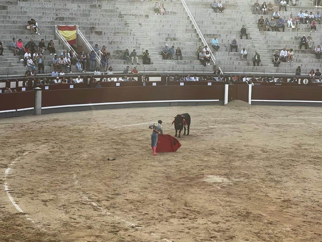 榎戸教子さんのインスタグラム写真 - (榎戸教子Instagram)「【スペイン】 スペインの国技といわれている闘牛。 （娘と公園でひとしきり遊んだあと） 闘牛場を見学しようと訪ねると チケット売り場が開いていました。 列に並び聞くと 「明日のチケットならあるよ！」と。  マドリッドでは 闘牛が3月下旬にシーズンが始まり、 毎週日曜日に闘牛が開催されています。  娘が怖がらないように映像を見せ、 闘牛について説明もしていましたが、 目の前の真剣勝負に ただならぬものを感じたようで… 娘は（闘牛を観るのをやめて） 絵を描くことに。  闘牛士の立ち居振る舞いや、 その瞬間にかける呼吸、 ときに焦りもみえて そこでしかわからないことがあると 改めて感じました。  音声メディアVoicyでお話ししました。 写真とあわせてお聴きください。  『#46 マドリードの闘牛場へ』 https://voicy.jp/channel/3482/523493  #闘牛 #toros #spain #madrid #lasventas #スペイン #世界一周 #旅 #voicy」5月22日 2時47分 - noriko_enokido