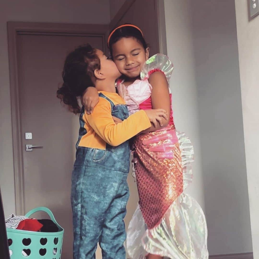 バレリー・アダムスのインスタグラム：「Their bond is unbreakable even if they scrap on the daily. 😅♥️   #dressup #sundayvibes #myloves #family #mumlife #tava #kimoana」