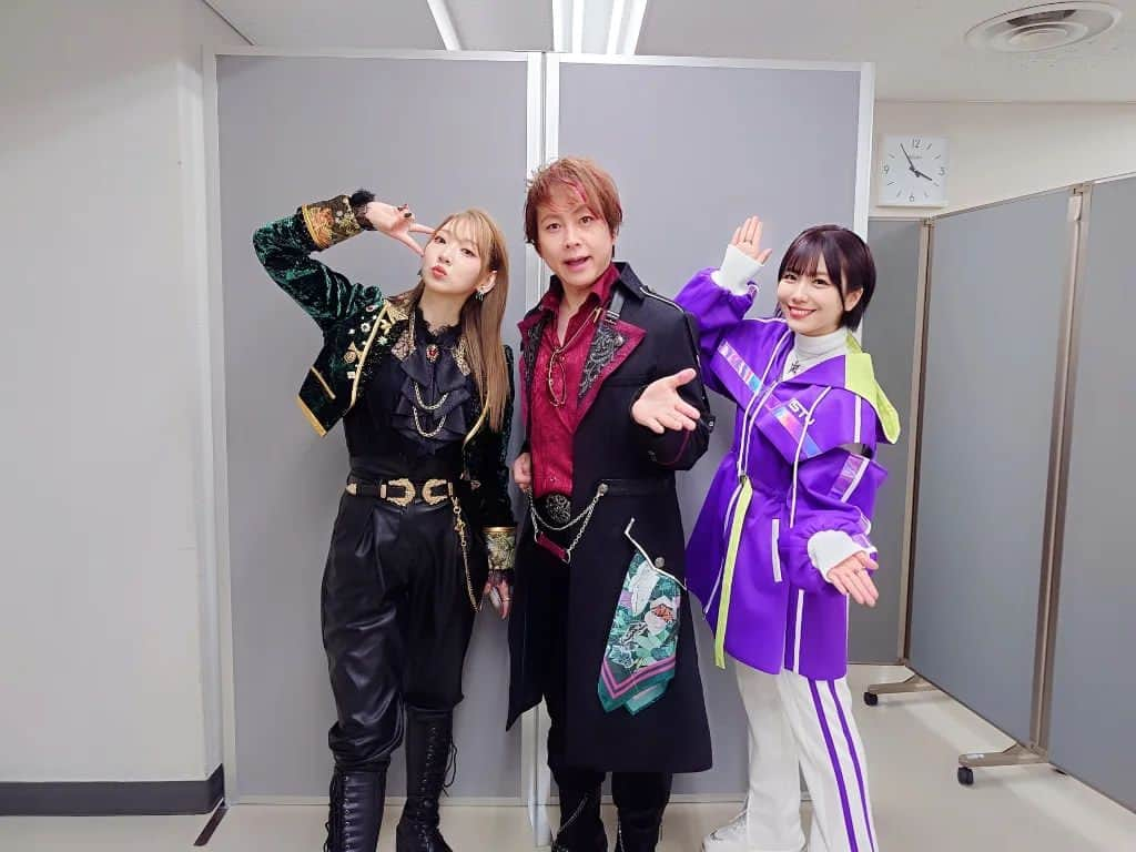 置鮎龍太郎さんのインスタグラム写真 - (置鮎龍太郎Instagram)「「Paradox Live Dope Show 2023」続き。  #パラライ #幕張イベントホール  昼夜の間で集合写真を撮った流れで、集まり多そうなところで混ざる♪  #天月 #千葉翔也 #古川慎 #中島ヨシキ  #竹内良太 #畠中祐 #土岐隼一 #近藤孝行 #志麻 #矢野奨吾 #住谷哲栄  坊ちゃまと。 #井上麻里奈  そして、女子楽屋にお客様が来てるという事で、伺った際、 #愛美 ちゃんともパシャリ(撮影：#96猫 さん♪)  そのお客様が、この人だ！（笑）  #田野アサミ ちゃん  ママ(私)と彼(坊ちゃま)を見に来たらしいw  最後はガッくんと再び。  意外と皆さんと撮れてなかったなぁ。 またきっと会えるからその時には是非。」5月22日 2時53分 - chikichikiko