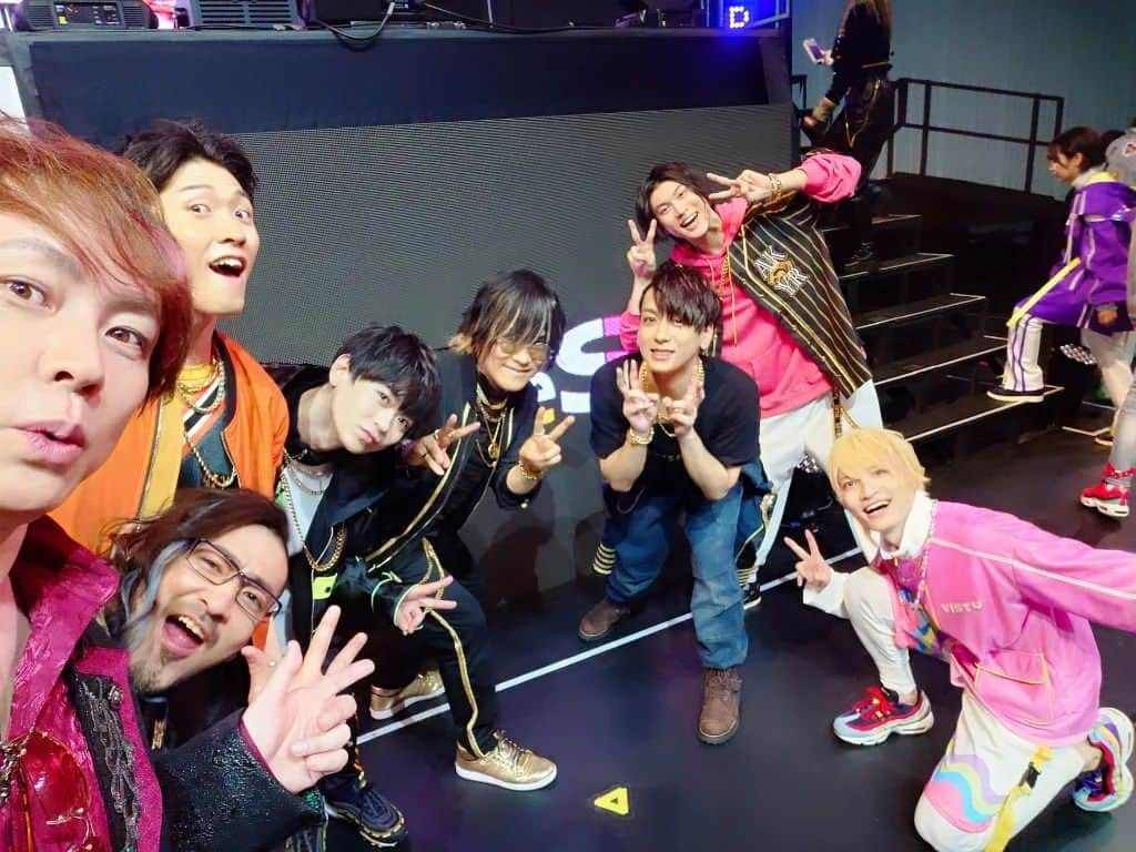 置鮎龍太郎さんのインスタグラム写真 - (置鮎龍太郎Instagram)「「Paradox Live Dope Show 2023」続き。  #パラライ #幕張イベントホール  昼夜の間で集合写真を撮った流れで、集まり多そうなところで混ざる♪  #天月 #千葉翔也 #古川慎 #中島ヨシキ  #竹内良太 #畠中祐 #土岐隼一 #近藤孝行 #志麻 #矢野奨吾 #住谷哲栄  坊ちゃまと。 #井上麻里奈  そして、女子楽屋にお客様が来てるという事で、伺った際、 #愛美 ちゃんともパシャリ(撮影：#96猫 さん♪)  そのお客様が、この人だ！（笑）  #田野アサミ ちゃん  ママ(私)と彼(坊ちゃま)を見に来たらしいw  最後はガッくんと再び。  意外と皆さんと撮れてなかったなぁ。 またきっと会えるからその時には是非。」5月22日 2時53分 - chikichikiko