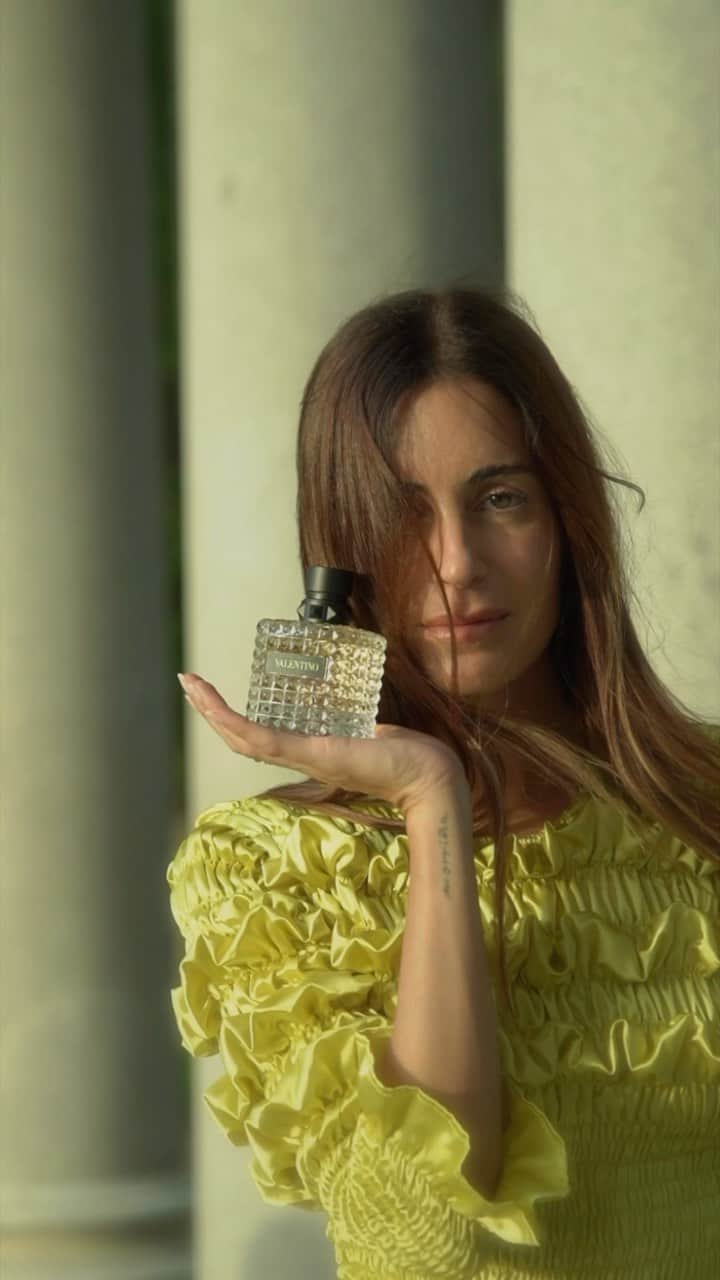 ガラ・ゴンザレスのインスタグラム：「From sunrise to sunset 🌅  Desde que sale el sol hasta que cae la noche @valentino.beauty #BorninRoma #valentinobeauty」