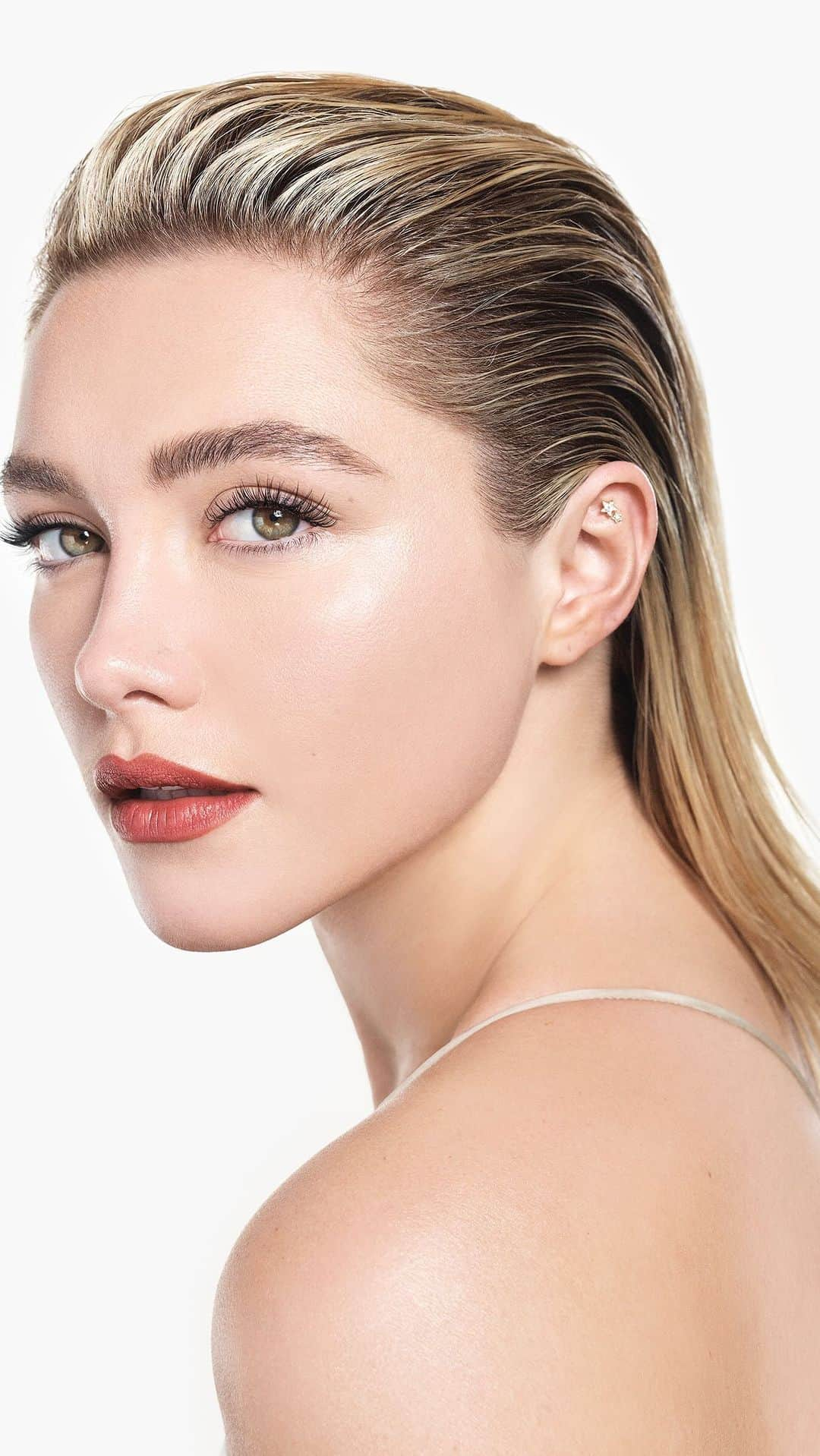 ルイージ&イアンゴのインスタグラム：「Florence ♥️ @florencepugh is revealed as the new Ambassador for #ValentinoBeauty @maisonvalentino @valentino.beauty   Know for her edgy spirit, emotional range and ability to both surprise and inspire, Florence will help spread the Valentino Beauty Philosophy, inviting everyone to express what makes them extraordinary.   A very special Thx to PierPaolo @pppiccioli ♥️♥️ for your always big support  we love you ♥️  #Valentinodivas @luigiandiango @luigimurenu @pppiccioli @away_to_sea #JoeMcKenna @babskymakeup @peterluxhair @2bmanagement @mccann_paris @juliencalot @liamjohnfun @ericlandowski」