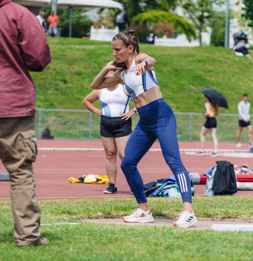 Amandine BROSSIERのインスタグラム：「Ma faible contribution pour les interclubs 😅 Je n’ai pas fait le poids 😏  Une belle journée aux couleurs du club ⚪️🔵  @sco_angersathle  📷 @theobarillerk   #interclubs #scoangersathlé #angers #team #lancerdepoids」