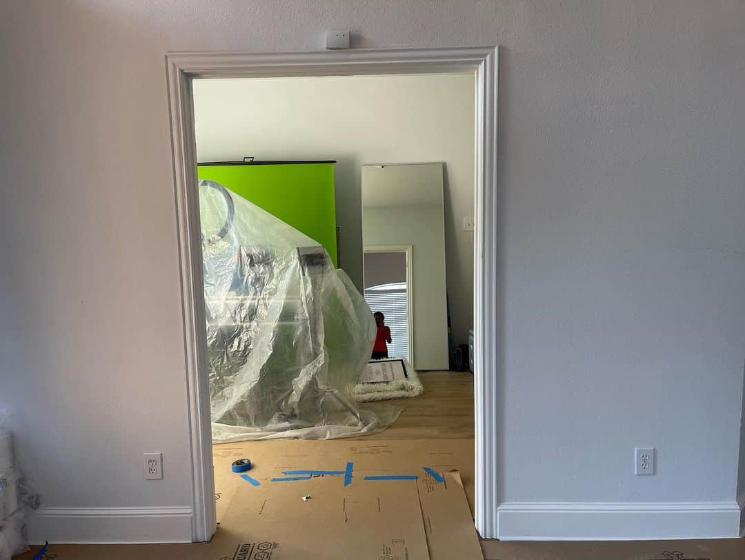 クラウディア・ジョーダンのインスタグラム：「So my studio had a regular size door opening and 2 basic looking narrow doors and I wanted to open it up more and jazz it up a bit so I had them take some of the wall out, put in another beam and are widening it out to 8 feet across and 8 feet high. Custom tempered glass doors will be installed. And then I wanna put a matte back wall decor feature in the studio. But we’ll see ! #HomeReno 🏠」