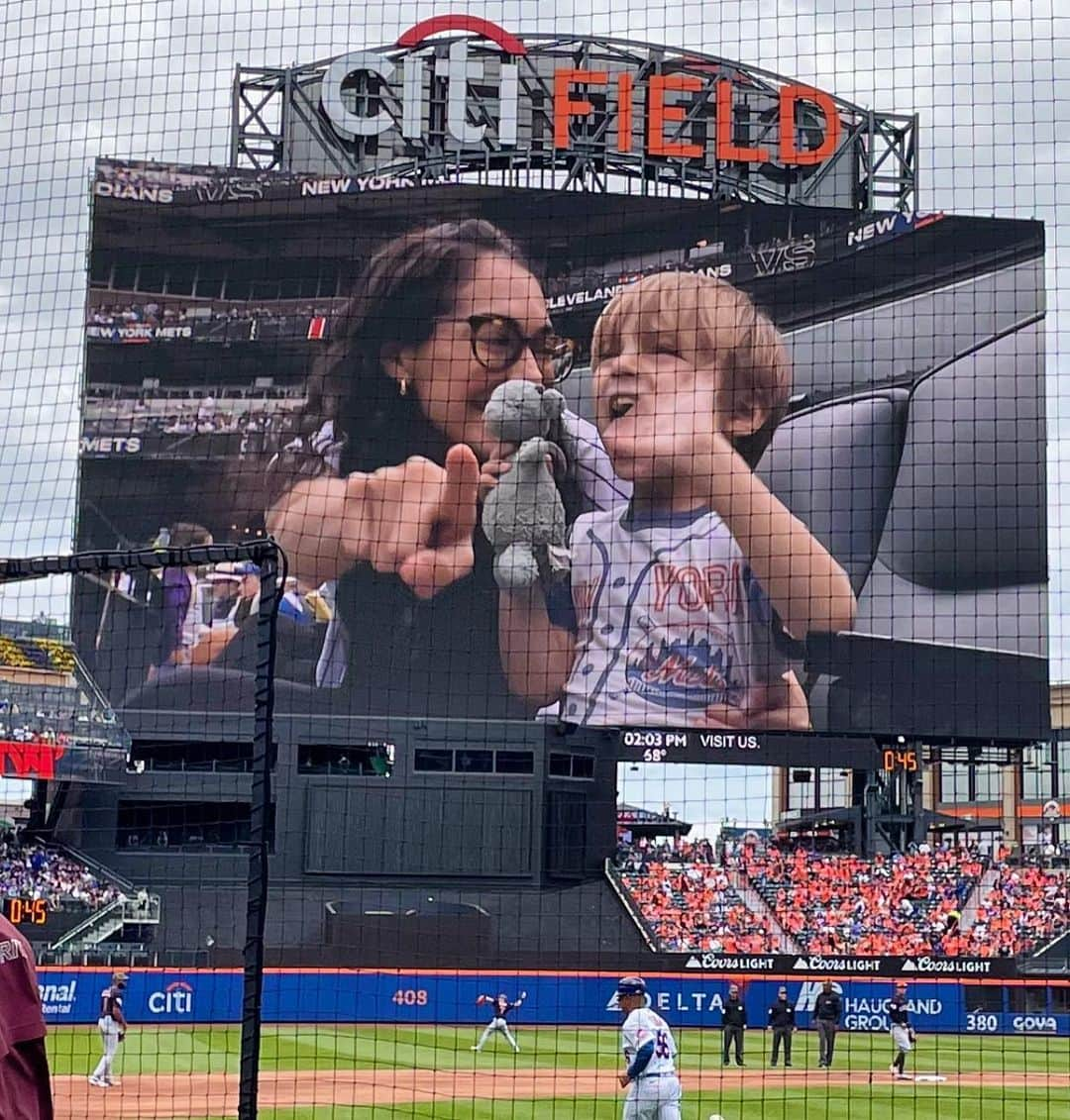 オードリー・ゲルマンのインスタグラム：「gako makes his big screen debut 🦕⚾️🧢」