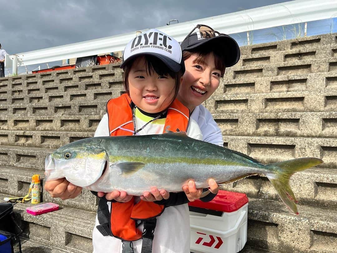 晴山由梨さんのインスタグラム写真 - (晴山由梨Instagram)「DYFC海釣りスクールin和歌山県毛見  MC&コーチで参加してきました！ 海洋釣り堀でエサ付けから投入、誘いまでマスター✨ ブリやマダイ、シマアジ等を釣って楽しみました🐟  魚がヒットすると、あまりの引きの強さにびっくりしながらも 体全体でファイトしてお魚GET💛 子ども達の素敵な笑顔が見れました😊  参加者の皆様、スタッフの皆様お疲れさまでした！  #dyfc #釣りスクール #釣り教室 #daiwa晴山由梨 #晴山由梨 #fish #fishing #daiwa  #lovefishing  #fishinglife #fishingdaily #fishingtrip  #angler #fishingphotography」5月21日 18時23分 - hareyama_yuri