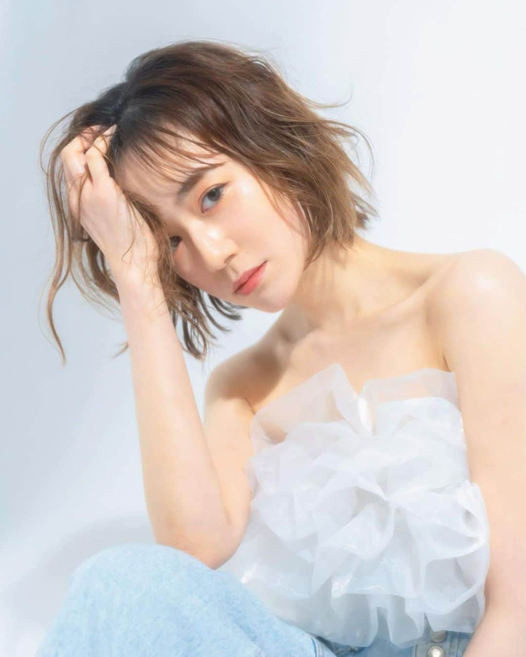 塩谷美佳のインスタグラム：「アツイ。☀️  いつも6月くらいに夏バテくるけど今年もうすでにバテ気味。笑  しっかり体調整えよう✊🏻 そんでしっかり水飲もう🚰  #夏対策 #夏バテ防止 #暑い日 #夏コーデ #夏カラー #夏イメージ #ar風 #夏っぽ」