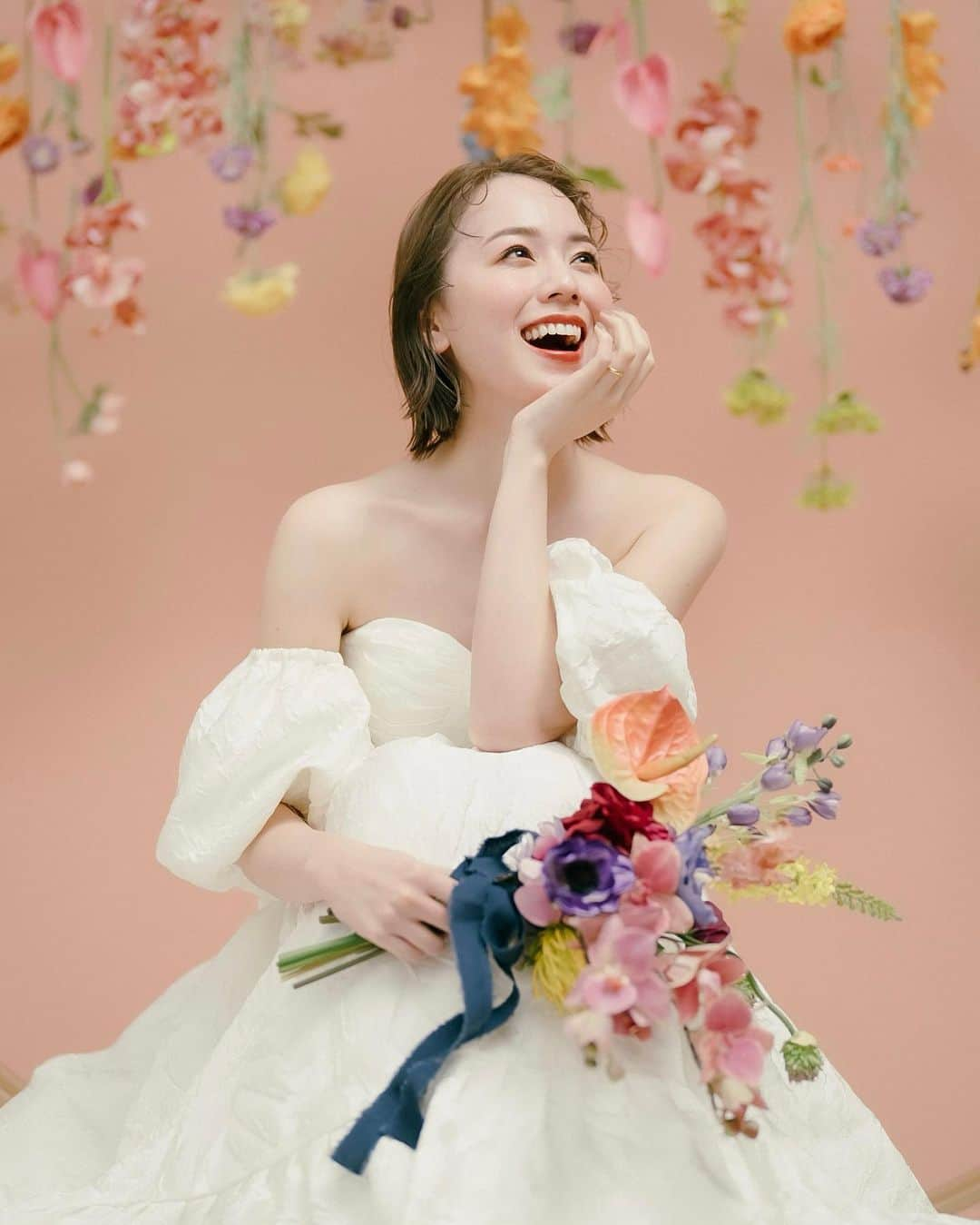 黒田真友香さんのインスタグラム写真 - (黒田真友香Instagram)「お花で幸せ満開な世界観💐💐  イエベ春大優勝の色使いで めちゃくちゃ盛れた気がする🙆‍♀️🧡笑  #ブライダルモデル#プレ花嫁#ウェディング#洋装前撮り #結婚式コーデ #結婚式準備 #ウェディングドレス #ウェディングフォト #フリーランスモデル#フォトウエディング #カラードレス#ブライダルメイク #ブライダルヘア#神戸前撮り#神戸フォトウェディング」5月21日 18時36分 - kurodamayukaxx