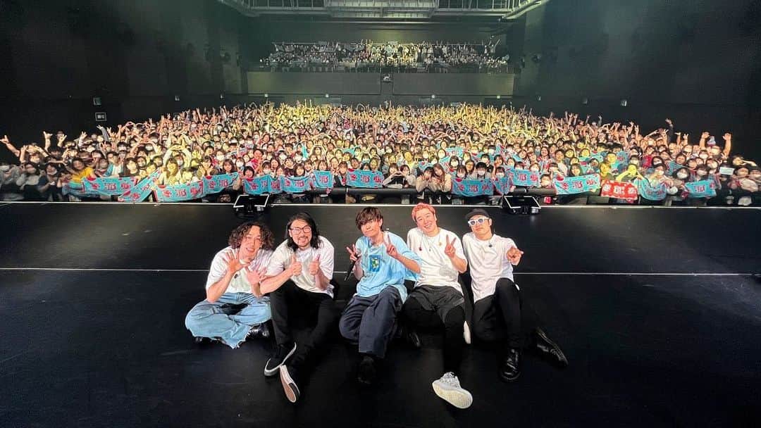 Tani Yuukiのインスタグラム：「Zeppツアー仙台公演 仙台GIGSセミファイナルありがとうございました！ 仙台からマスク、声全ての規制が解禁されて 去年より熱を増して、さらに数段上の一体感だったと思う！ いい顔、いい声、最高だったよ！♨️ もっとレベルアップして帰ってきます、その時までどうか元気で！  2枚目の写真、後ろの絵はGIGSのスタッフさん達が描いてくれた似顔絵！ リアルなのからアートなのまで個性溢れ出してて好き、ありがとうございます❤️‍🔥✌️  ケータリングも種類が豊富で仙台満喫しちゃいまして…  また食べ過ぎt…  またね！！」