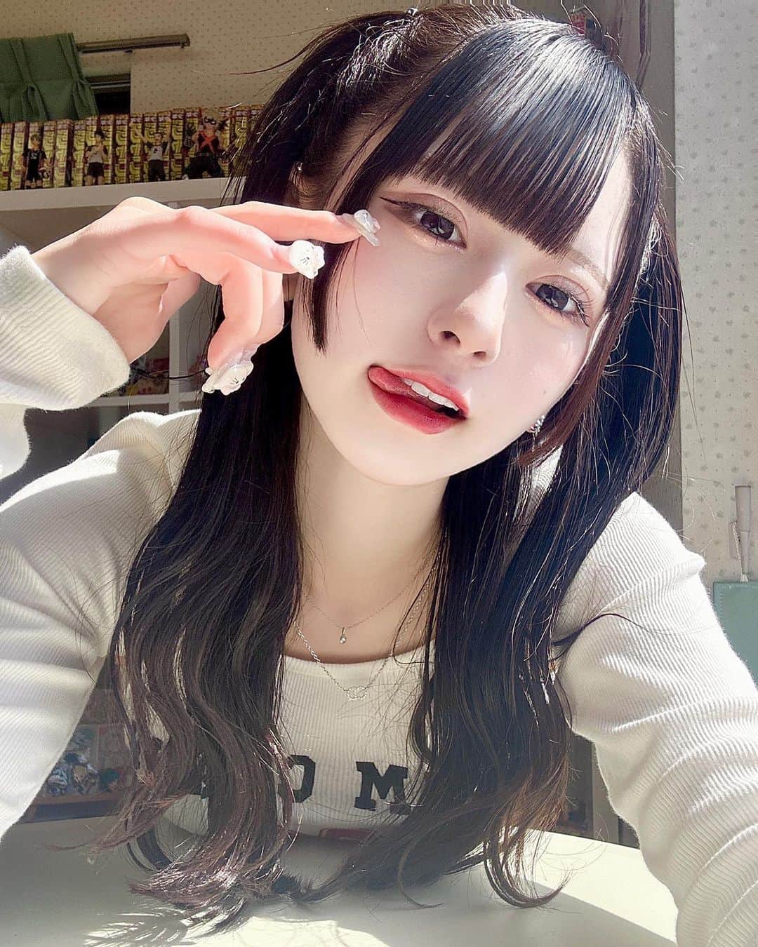 狐波ろんのインスタグラム：「太陽光の差し方で同じ色味加工してもぜーんぜんちがうくなるわね  #ハーフツイン」