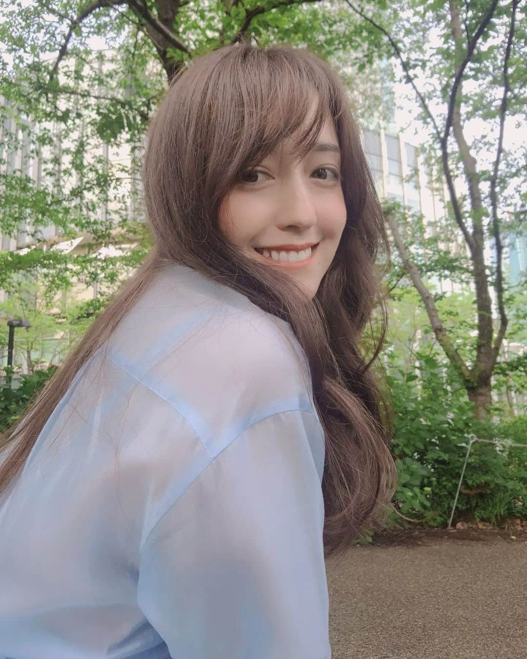 ニコラのインスタグラム：「New hair color✨ 天気よくて気持ちよかった☀️  #オリーブベージュ」