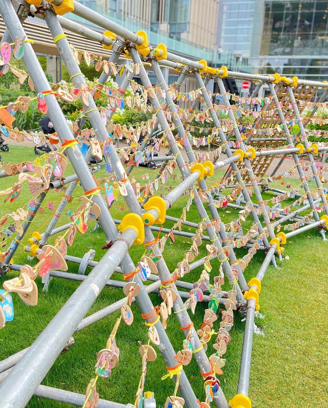 小西さやかさんのインスタグラム写真 - (小西さやかInstagram)「「手ぶらでピクニック」で話題の東京ミッドタウンのイベント「Picnic Lab」に行ってきました♪ . 行かなきゃ損！くらいオススメの無料イベント。芝生の上で遊べる木のグッズが沢山！無料で、木のスティックに絵を描いて飾る「みんなで育てるガーランド・ツリー」にも参加しました。待つことなくその場で配ってもらってその場で描けました。 . 超子供向けイベントなのですが、思っていたより子供が少なく子供向けグッズでは待つことなく遊べました💕 . いつもの激混雑を予想していたのですが、昼過ぎにゆるっと行っても、レジャーシートをひいてピクニックする場所はきちんと確保できました✌️ . 手ぶらでもOKと言うだけあって、ペラペラタイプのレジャーシートは無料で貸出してました！うちは小さい子供がいるので、ふわふわの大判タイプを持参しました。 . 当日購入もできるのですが、簡単にお弁当を作って行ってソフトクリーム500円だけ買いました。並ぶのも3-4組の5分程度でずっと買えました🍦 . 5/28までやっているようなので、まだ行っていない方は是非！とってもオススメです！行って本当に良かったです！ 女子会やデートなど、大人も多かったです❤️  #ミッドタウン#ミッドタウン六本木 #ピクニックラボ#手ぶら#手ぶらキャンプ #手ぶらピクニック#picniclabo#子連れ#子連れお出かけ #子連れピクニック#子連れランチ #子連れスポット #子連れ旅#アウトドア#家族サービス#六本木ランチ#ユニクロマルニ#ユニクロトップス」5月21日 18時41分 - cosmeconcierge