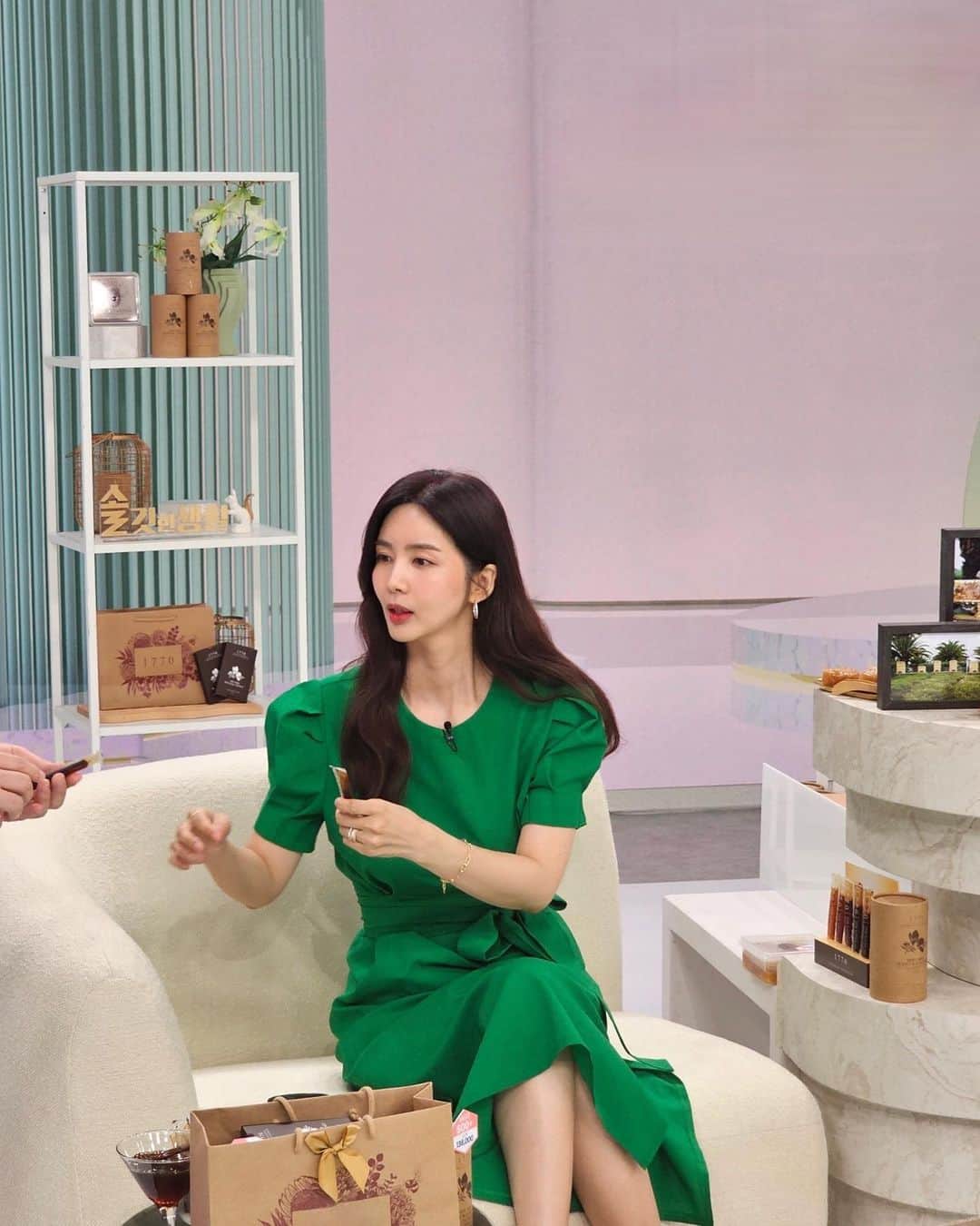 のインスタグラム：「🌿 -새벽 3시 출근해서 일끝나고 -잠시 침대에 누워서 눈꼽만큼 쉬다가 -아이들이랑 놀이터가서 그네좀 타고 -친정에가서 엄빠랑 족발도먹고 -우리 16세 내새끼랑 윰차산책하고... -지금 나는 김밥을 싸고 있다  #하루한번길다」