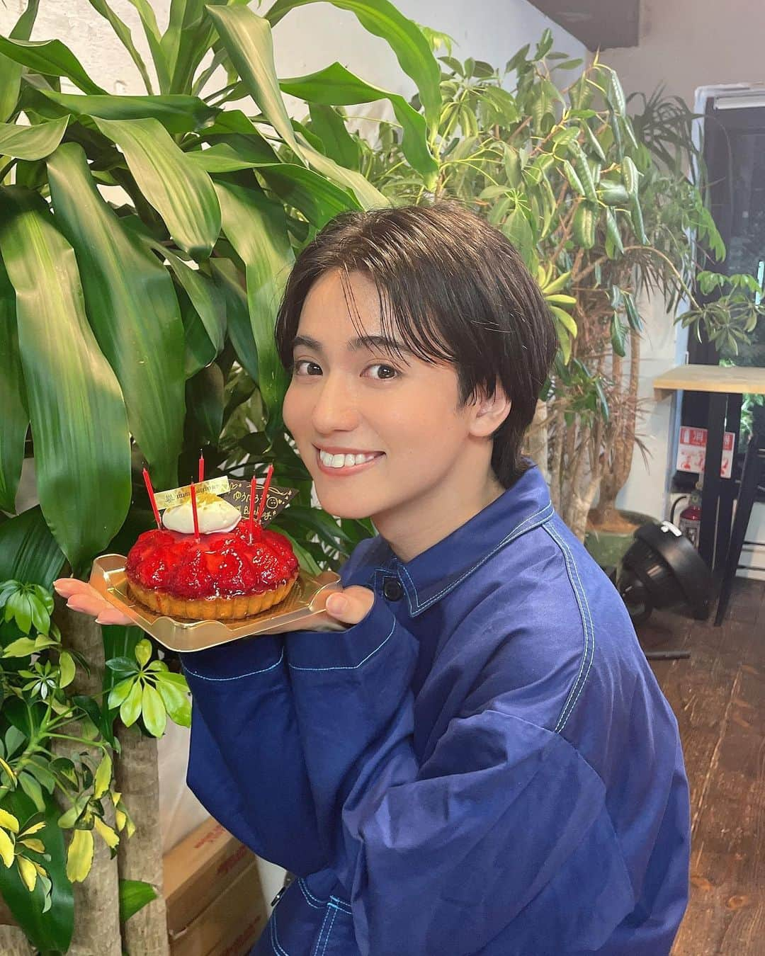 ゆうたろうのインスタグラム：「今年の誕生日は撮影の都合等もあり、 久しぶりに家族と過ごしたい気持ちもあってバースデーイベント、配信等はやらない選択を取ったんだけど、何かまた違う形で素敵なコンテンツをお届けするつもりでいます。  当日に合わせて色々考えてるのでちょっと待っててね。遅くなるかもだけどサンニブ出勤もしたいの！です！🥹🫶🏻  事務所にプレゼントお手紙沢山届いてたら嬉しいな〜 生物、手作りの物、ぬいぐるみ以外なら受け取れます！お待ちしています！  〒150-0001 東京都渋谷区神宮前3-21-8 アソビシステム ゆうたろう宛て」