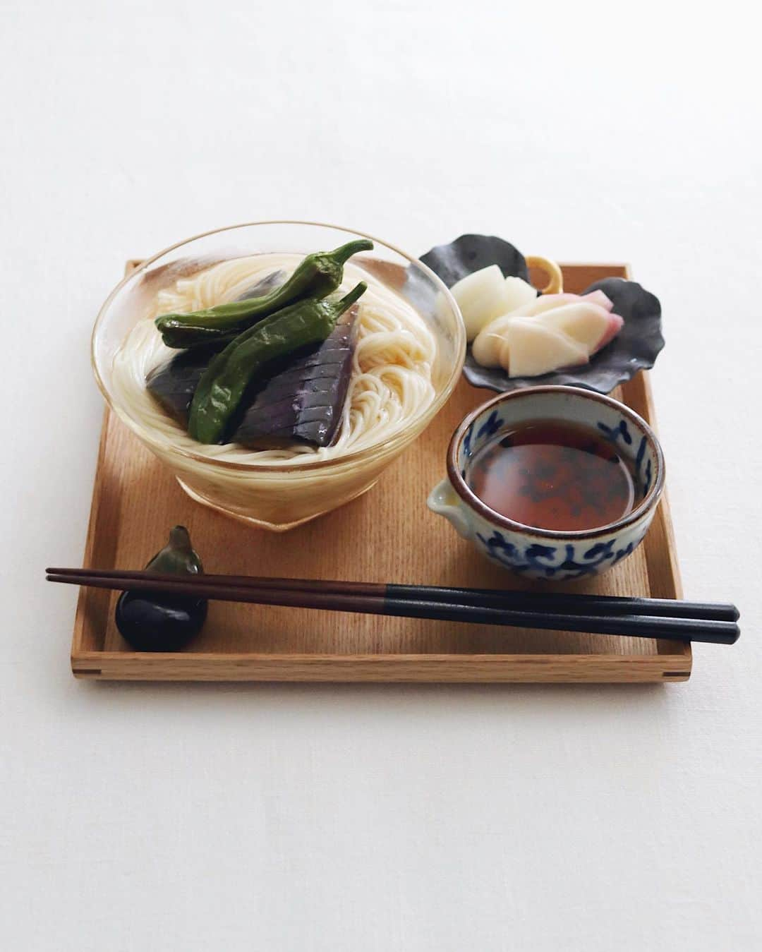 樋口正樹さんのインスタグラム写真 - (樋口正樹Instagram)「Somen noodles 🍆 . お昼は冷たい素麺で、上に 揚げ浸しのナスとシシトウ。 箸休めに漬けたて新生姜と らっきょうの甘酢漬け２種。 . 夏野菜が少しずつ出始めて またすこし忙しくなりそう💦 アレコレ作って食べたくて 常々季節に振り回されがち😅 . 追いつゆを入れてる片口は 有田焼の福泉窯の片口小付。 先日のまるぶんの陶器市で ちょっとお得に買った一つ。 絵柄やサイズ感がいい感じ。 @aritayaki_marubun . . . #そうめん #茄子の煮浸し #新生姜の甘酢漬け #有田焼 #福泉窯 #片口 #片口小付 #まるぶん #まるぶんのうつわ #陶器市で買いました #有田陶器市 #器のある暮らし #器好き #aritayaki #marubun」5月21日 18時55分 - higuccini