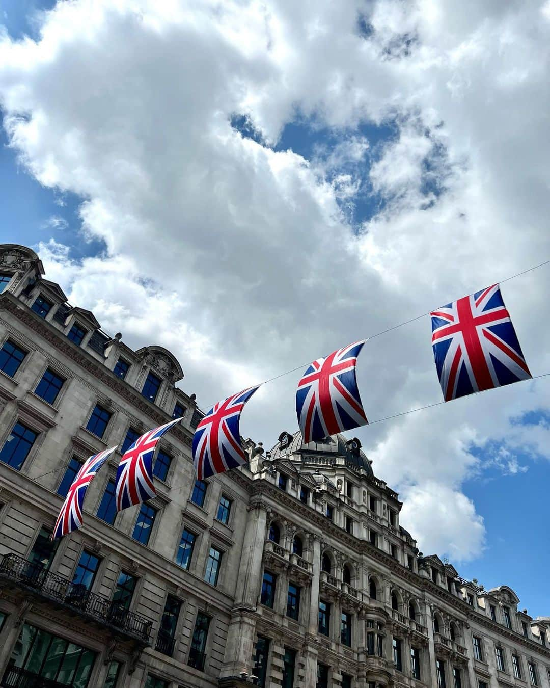 松原汐織さんのインスタグラム写真 - (松原汐織Instagram)「Photo dump🇬🇧Coronation month💂🏻‍♀️❤️  1 and 2 : Regent St. 3 : Marble Arch 4 : Marylebone 5 : Piccadilly Circus   ー #newbaby #baby #babygirl #newmom #lovemyfam  #3monthsold #14weeks  #coronation #kingcharles #royalfamily  #regentstreet #marblearch #marylebone #piccadillycircus  #london #thisislondon #londonlife #mum #mumofagirl  #海外子育て #イギリス子育て #ロンドン子育て  #戴冠式　#チャールズ国王　 #ロンドン #ロンドン生活 #ロンドン在住  #shioriinlondon2023 ー」5月21日 18時57分 - shiori_ma_