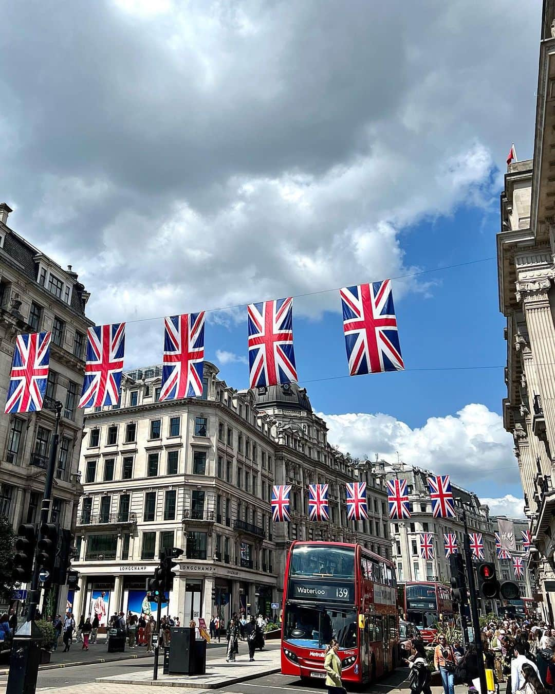 松原汐織のインスタグラム：「Photo dump🇬🇧Coronation month💂🏻‍♀️❤️  1 and 2 : Regent St. 3 : Marble Arch 4 : Marylebone 5 : Piccadilly Circus   ー #newbaby #baby #babygirl #newmom #lovemyfam  #3monthsold #14weeks  #coronation #kingcharles #royalfamily  #regentstreet #marblearch #marylebone #piccadillycircus  #london #thisislondon #londonlife #mum #mumofagirl  #海外子育て #イギリス子育て #ロンドン子育て  #戴冠式　#チャールズ国王　 #ロンドン #ロンドン生活 #ロンドン在住  #shioriinlondon2023 ー」