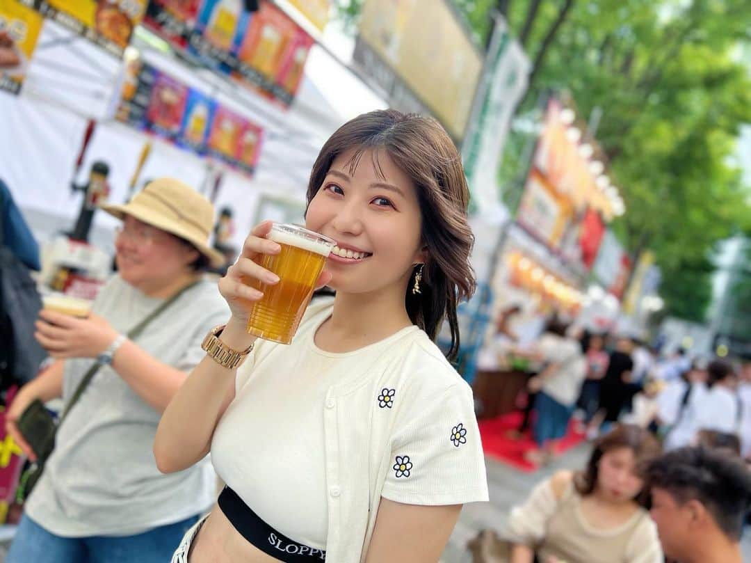 天野麻菜のインスタグラム：「#けやきひろばビール祭り  楽しかった🍺  知ってるブルワリーが沢山あったけど、飲んだことないビールも色々あって、時間も体力も足りなかった🤷‍♂️  秋も行きたいな🍻  #ビールフェス #埼玉県 #さいたま新都心 #ビアフェス #けやきひろば #ビール #ビール女子 #天野麻菜 #beer #ブルワリー #クラフトビール」
