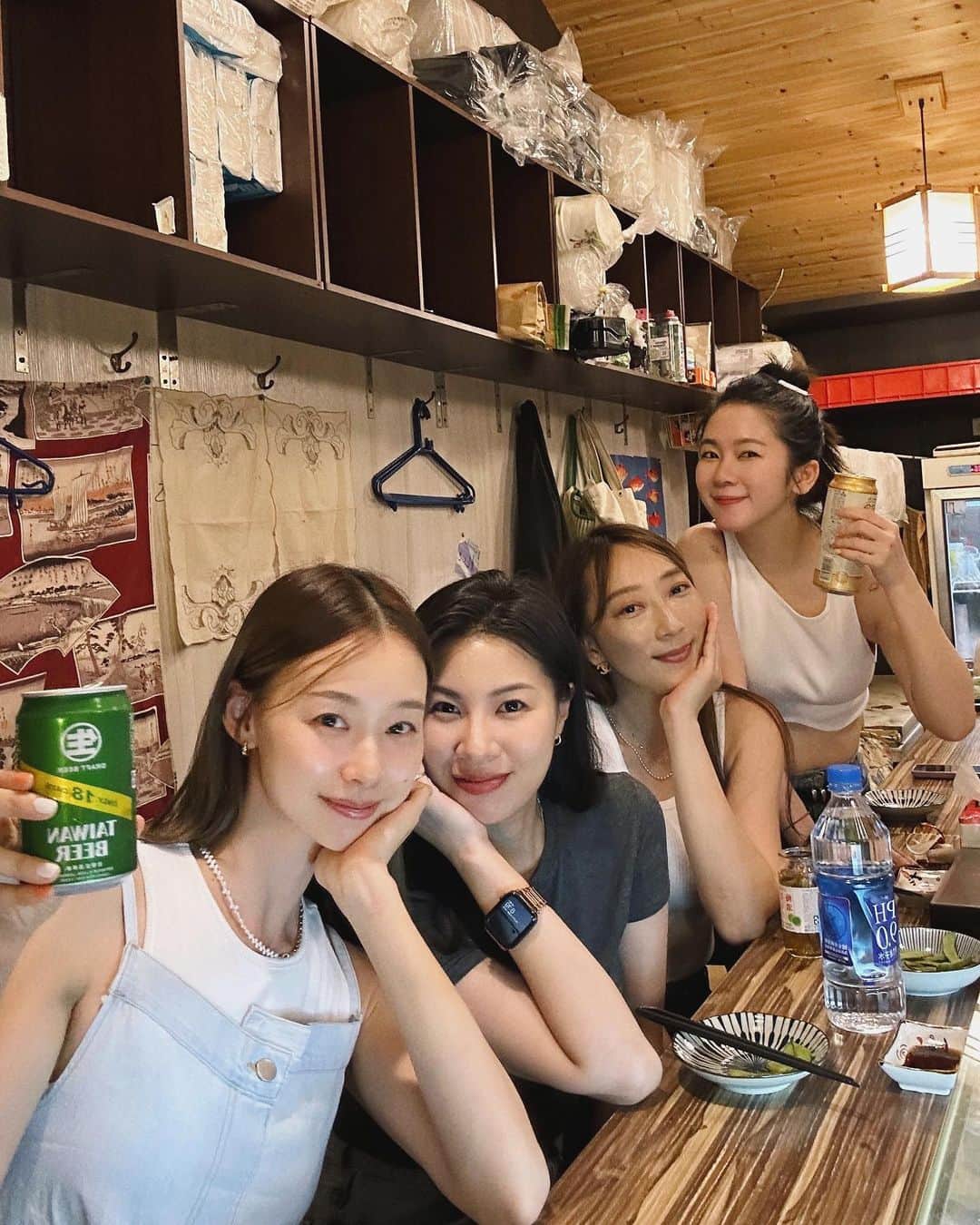 吳斐莉のインスタグラム：「昨天跟一群可愛女人～ 穿的可可愛愛😚 牛仔長裙是薄的不厚重 超喜歡這件的ya～ @styleoolala 買起乃🙌🏿  吃完第一攤不夠 又到熱炒店續攤 結果回到家還是肚子餓🤣」