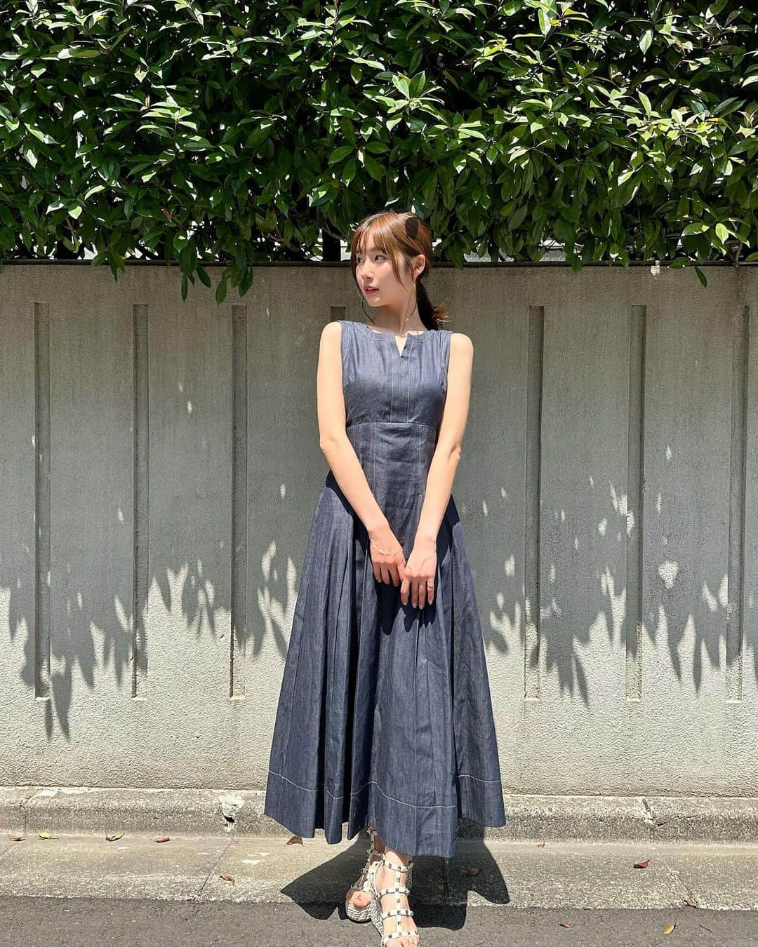 蒼川愛さんのインスタグラム写真 - (蒼川愛Instagram)「先週の暑い日に☀️ 後ろのリボンが上手く出来なかった🥲笑 @mercuryduo_com のワンピースはウエスト位置高めでスタイル良く見えるので昔から大好き🤍 骨格ウェーブさんにおすすめですって展示会でお姉さんが言ってました🫶🏻 、 、 、 @mercuryduo_com @mercuryduo_styling   #mercuryduo #マーキュリーデュオ  #夏コーデ #ワンピースコーデ #骨格ウェーブコーデ #pr」5月21日 18時49分 - tougarashi_suki