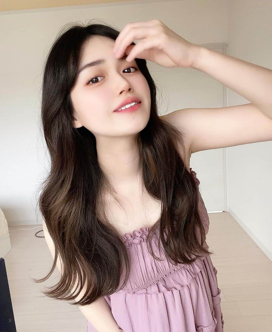 藤堂なえみのインスタグラム：「もう1年の半分が終わりますね⏳  早いな〜。 親友の1年でスタバ何杯飲めるか！ のストーリーを見て、 ふと、もう1年の半分終わったじゃん！ って少し焦る😂💦  私も来年何杯飲めるか！ やってみようかな！笑（多分やらない） ほぼ飲まないんだけどな！  ほぼ飲まないから覚えてるけど 今年スタバは2杯しか 飲んでないわwww コーラフラペチーノと、 メロンフラペチーノ🍈  今はいちご？🍓 飲みいこーかなwww  みんなは今年、今何杯目？？  one-piece @grl_official   #グレイル #grl #グレイル購入品 #グレイルコーデ #grl購入品 #grlコーデ #dholic #ディーホリック #プチプラコーデ #プチプラ #高見えコーデ #大人コーデ #韓国ファッション #韓国コーデ #韓国  #かわいい  #エロ可愛い  #美女 #美人 #インスタ映え #清楚系女子 #清楚コーデ #エロボディ #スタイル抜群 #マタニティコーデ #カフェ巡り #巨乳美女 #モデル  #春コーデ #フェミニンコーデ」
