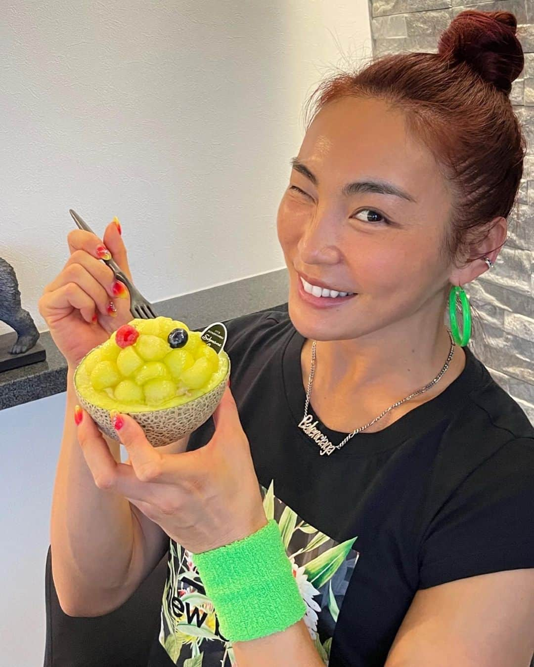 Aya（小山内あや）のインスタグラム：「チートデイ💚💚💚 これがあるから頑張れる大事な時間であり幸せな時間🤤 今日はメロンのスイーツ🥹。甘いもの大好き〜😆😆❤️ #週末チート #メリハリ生活」