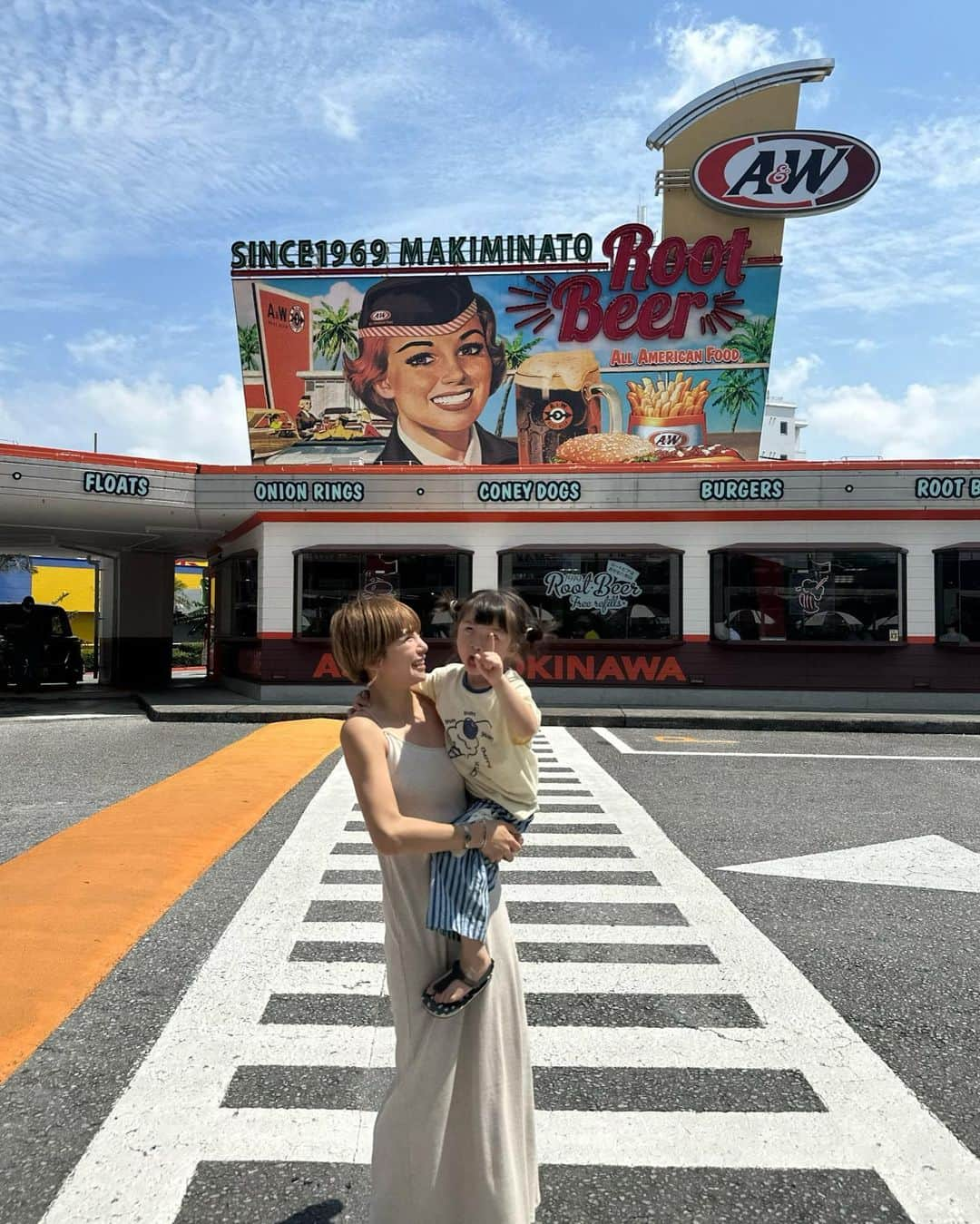 長谷川あやさんのインスタグラム写真 - (長谷川あやInstagram)「・ 今更ながら初A&W🍔🇺🇸 カロリーの暴力（褒めてる）みたいな メニューが最高に美味しかった🫶 （ハンバーガーおかわりしたの初めてかも🤣🤣🤣）  名前忘れたけどオニオンリングと クリームチーズとその他もろもろが 入ってるハンバーガーぜひとも食べて欲しい🤤  カメラロールに残る娘の写真は 相変わらず8割型変顔ですが これもまたいい思い出👪✌️  最後はルートビアを コーラと間違えて飲んだ👧の 『これじゃない感』満載の写真。 1番のお気に入り。笑  👩‍🦰 @akte_official  👧 @iam_melted_butter   #子供のいる生活#女の子ママ#小夏のいる生活#ルートビア#4歳#アクテ#meltedbuttergirl#aandw」5月21日 18時51分 - ayasuke_0516