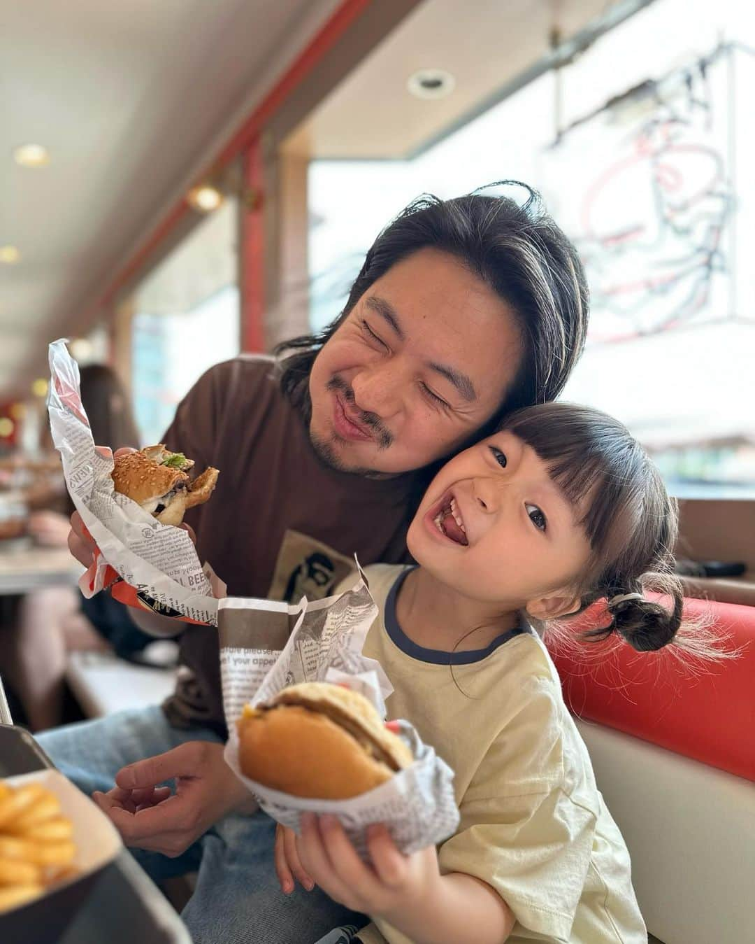 長谷川あやさんのインスタグラム写真 - (長谷川あやInstagram)「・ 今更ながら初A&W🍔🇺🇸 カロリーの暴力（褒めてる）みたいな メニューが最高に美味しかった🫶 （ハンバーガーおかわりしたの初めてかも🤣🤣🤣）  名前忘れたけどオニオンリングと クリームチーズとその他もろもろが 入ってるハンバーガーぜひとも食べて欲しい🤤  カメラロールに残る娘の写真は 相変わらず8割型変顔ですが これもまたいい思い出👪✌️  最後はルートビアを コーラと間違えて飲んだ👧の 『これじゃない感』満載の写真。 1番のお気に入り。笑  👩‍🦰 @akte_official  👧 @iam_melted_butter   #子供のいる生活#女の子ママ#小夏のいる生活#ルートビア#4歳#アクテ#meltedbuttergirl#aandw」5月21日 18時51分 - ayasuke_0516