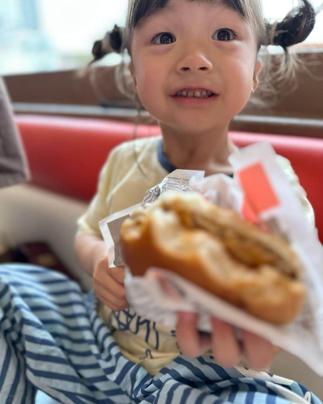 長谷川あやさんのインスタグラム写真 - (長谷川あやInstagram)「・ 今更ながら初A&W🍔🇺🇸 カロリーの暴力（褒めてる）みたいな メニューが最高に美味しかった🫶 （ハンバーガーおかわりしたの初めてかも🤣🤣🤣）  名前忘れたけどオニオンリングと クリームチーズとその他もろもろが 入ってるハンバーガーぜひとも食べて欲しい🤤  カメラロールに残る娘の写真は 相変わらず8割型変顔ですが これもまたいい思い出👪✌️  最後はルートビアを コーラと間違えて飲んだ👧の 『これじゃない感』満載の写真。 1番のお気に入り。笑  👩‍🦰 @akte_official  👧 @iam_melted_butter   #子供のいる生活#女の子ママ#小夏のいる生活#ルートビア#4歳#アクテ#meltedbuttergirl#aandw」5月21日 18時51分 - ayasuke_0516