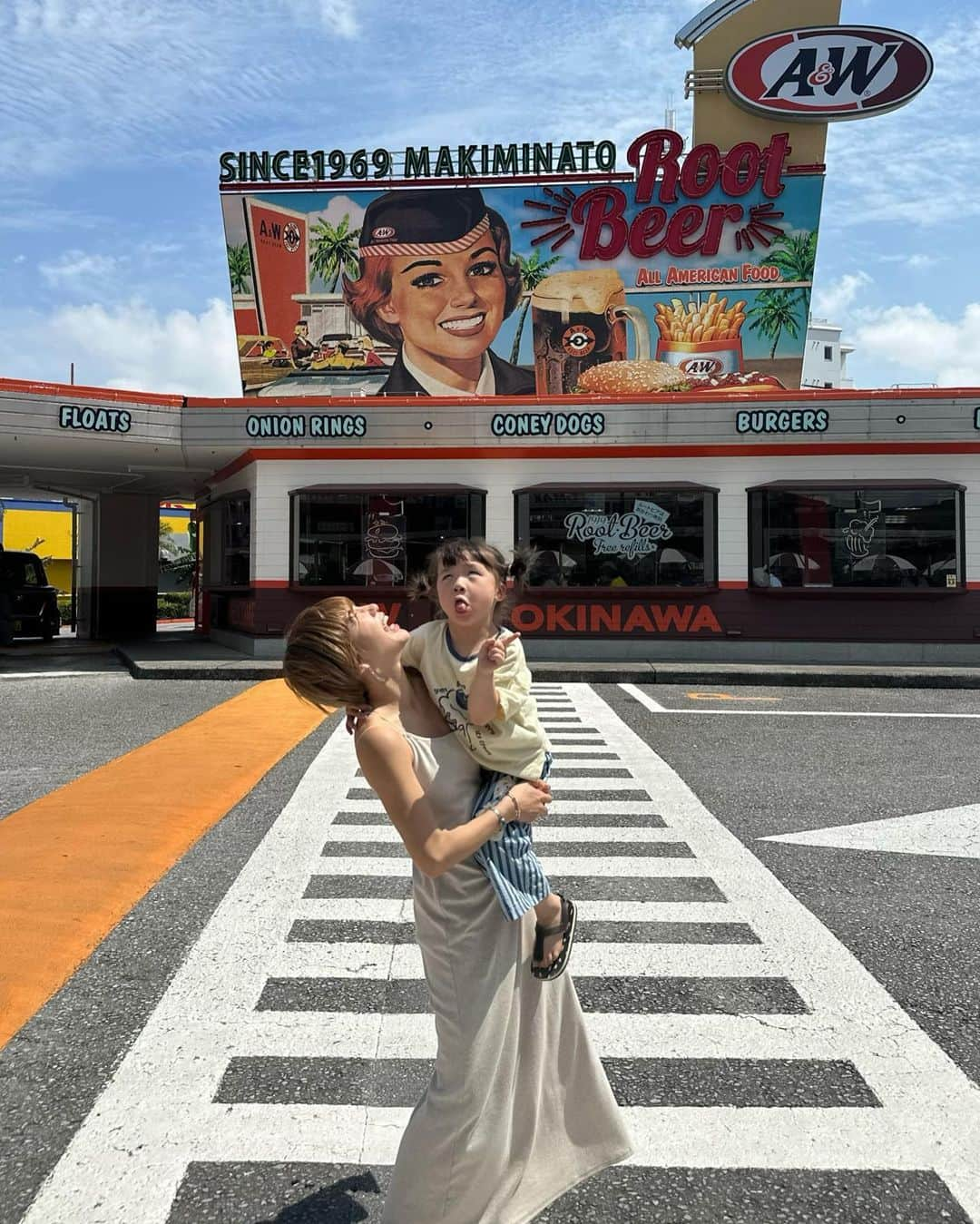 長谷川あやさんのインスタグラム写真 - (長谷川あやInstagram)「・ 今更ながら初A&W🍔🇺🇸 カロリーの暴力（褒めてる）みたいな メニューが最高に美味しかった🫶 （ハンバーガーおかわりしたの初めてかも🤣🤣🤣）  名前忘れたけどオニオンリングと クリームチーズとその他もろもろが 入ってるハンバーガーぜひとも食べて欲しい🤤  カメラロールに残る娘の写真は 相変わらず8割型変顔ですが これもまたいい思い出👪✌️  最後はルートビアを コーラと間違えて飲んだ👧の 『これじゃない感』満載の写真。 1番のお気に入り。笑  👩‍🦰 @akte_official  👧 @iam_melted_butter   #子供のいる生活#女の子ママ#小夏のいる生活#ルートビア#4歳#アクテ#meltedbuttergirl#aandw」5月21日 18時51分 - ayasuke_0516