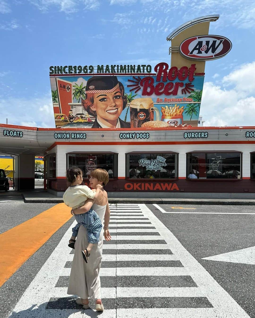 のインスタグラム：「・ 今更ながら初A&W🍔🇺🇸 カロリーの暴力（褒めてる）みたいな メニューが最高に美味しかった🫶 （ハンバーガーおかわりしたの初めてかも🤣🤣🤣）  名前忘れたけどオニオンリングと クリームチーズとその他もろもろが 入ってるハンバーガーぜひとも食べて欲しい🤤  カメラロールに残る娘の写真は 相変わらず8割型変顔ですが これもまたいい思い出👪✌️  最後はルートビアを コーラと間違えて飲んだ👧の 『これじゃない感』満載の写真。 1番のお気に入り。笑  👩‍🦰 @akte_official  👧 @iam_melted_butter   #子供のいる生活#女の子ママ#小夏のいる生活#ルートビア#4歳#アクテ#meltedbuttergirl#aandw」