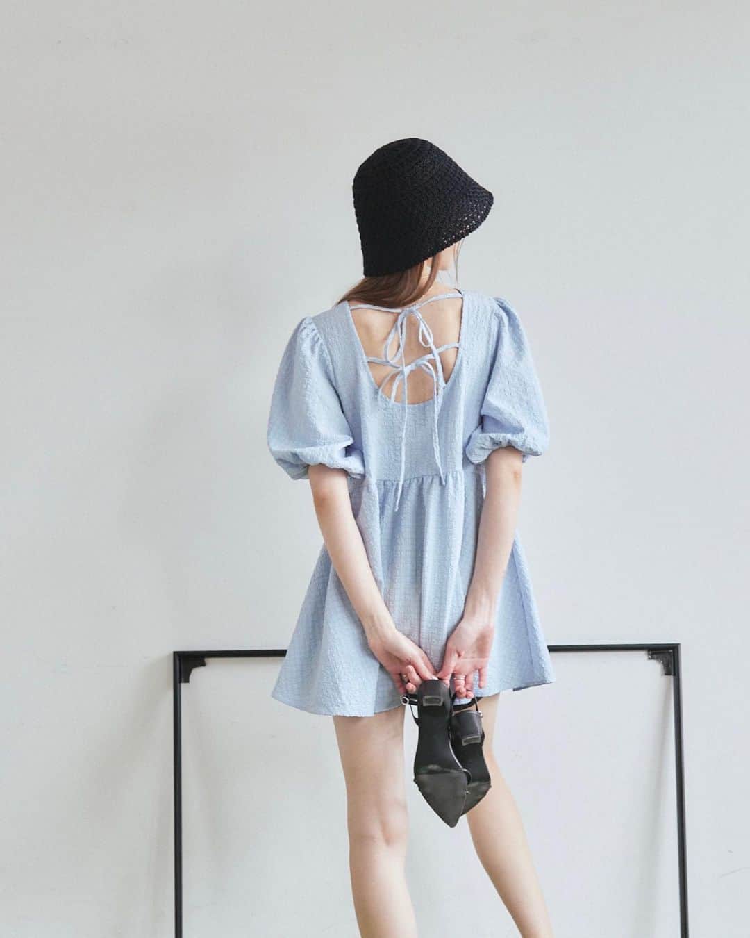 Vannie Officialのインスタグラム：「VANNIE U 2023 summer COLLECTION  vol.02 ⁡ 🏷item ▪︎ぽこぽこダブルリボンチュニック ivory │ black │ blue │ ¥5,390 tax in  … Design … ・表面感のある生地でシワが気にならない ・バックスタイルが盛れるダブルリボンデザイン ・バックオープンなのでヘルシーな後ろ姿に ・たっぷりな裾幅が揺れ感を演出 ・二の腕カバーできるパフスリーブ ・ハイウエスト切り替えでスタイルアップ  … Styling … 肌見せが叶うチュニック兼ミニワンピース。 ショートパンツを合わせても、ロングパンツを合わせても◎ スカートはミニフレアや揺れの出る軽い生地のものがおすすめ。 バックスタイルがすっきりとかわいく見えるよう バックオープン×ダブルリボンでデザインON。  ━━━━━━━━━━━━━━━━━━━━━  透け感：アイボリーのみあり 裏地：なし 厚さ：普通 伸縮性：ややあり 光沢感：なし  ━━━━━━━━━━━━━━━━━━━━━━ ※詳しくは洗濯タグをご確認ください ⁡ #vannie_u #ヴァニーユー #zozoでしか買えない」