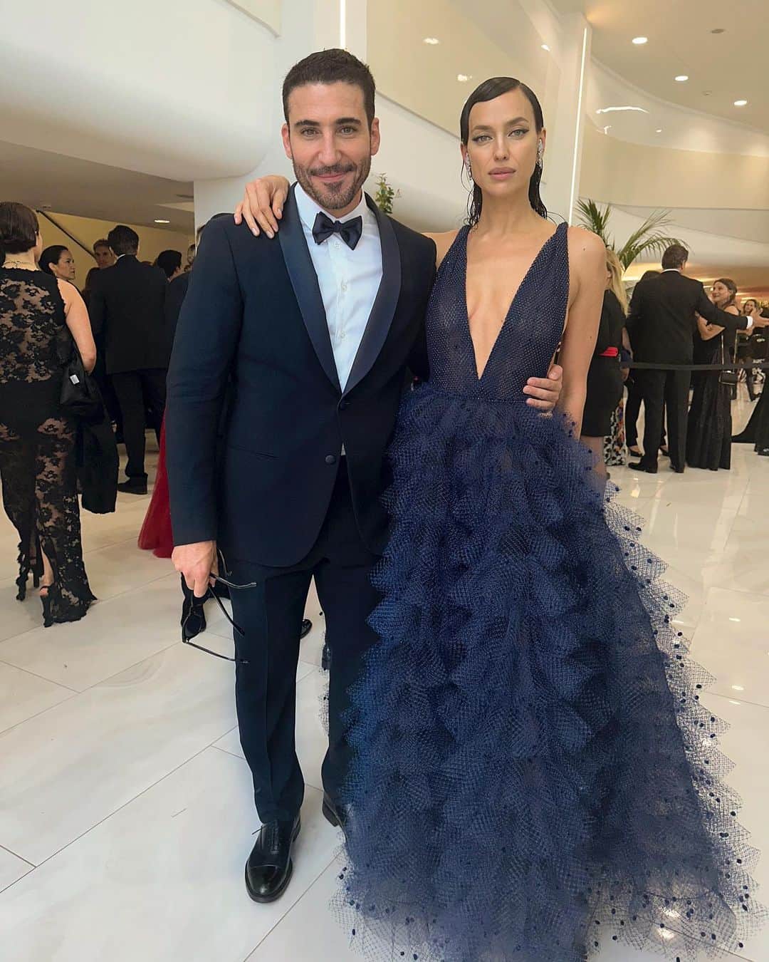 ミゲル・エンジェル・シルベストレのインスタグラム：「The second picture reflects how happy I am 🫠 @irinashayk 💥❤️🌹 @giorgioarmani  @r0b3rtina_  @hbo  @30_monedas」