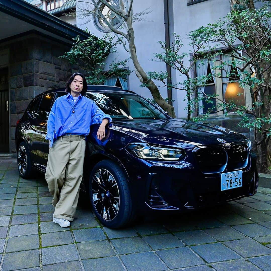 BMW Japanさんのインスタグラム写真 - (BMW JapanInstagram)「THE iX3 日常にも合わせやすい次世代EV  初のEV試乗で印象的だった「浮くように自然にスピードに乗る」と語ったのは、ファッションデザイナー #落合宏理 さん。 今の時代に適した1台、BMW iX3 M Sport（カーボンブラック）の魅力とは。  インタビュー記事は @bmwjapan アカウントトップのURLからチェック。  #FREUDEforever #先駆者が見た景色 #BMW #駆けぬける歓び #BMWJapan #THEiX3 #BMWiX3 #BMWelectric #electricar #EVcar #電気自動車」5月21日 19時00分 - bmwjapan