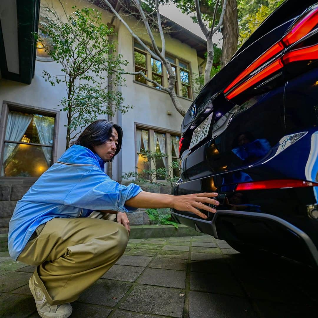 BMW Japanさんのインスタグラム写真 - (BMW JapanInstagram)「THE iX3 日常にも合わせやすい次世代EV  初のEV試乗で印象的だった「浮くように自然にスピードに乗る」と語ったのは、ファッションデザイナー #落合宏理 さん。 今の時代に適した1台、BMW iX3 M Sport（カーボンブラック）の魅力とは。  インタビュー記事は @bmwjapan アカウントトップのURLからチェック。  #FREUDEforever #先駆者が見た景色 #BMW #駆けぬける歓び #BMWJapan #THEiX3 #BMWiX3 #BMWelectric #electricar #EVcar #電気自動車」5月21日 19時00分 - bmwjapan