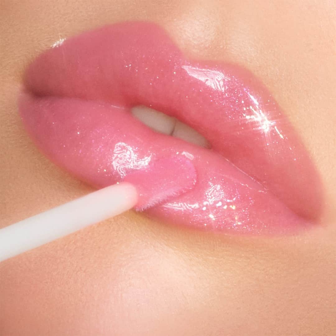 シャーロット・ティルベリーさんのインスタグラム写真 - (シャーロット・ティルベリーInstagram)「💋NEW! SHADES! BATHE YOUR LIPS IN PINKGASM GLOW💋  Darlings, adorn your lips in a magical veil of jewels with 2 NEW! SHADES of my limited-edition Pinkgasm Jewel Lips – PINKGASM and PINKGASM SUNSET! 💕✨ They’re the secret to love-glazed lips with just one swipe of dazzling, diamond gloss! Which shade will you choose?   WHAT MAKES IT MAGIC?   💧Hyaluronic Acid – floods lips with hydration 💫Vitamin E – conditioning and nourishing 💎Diamond Powder – for jewel-like light and luminosity  💋 Jewel toned pearls – for a multi-dimensional look  Shop Summer of Lovegasm Jewel Lips NOW! on CharlotteTilbury.com 💫  #CharlotteTilbury #Lovegasm #Pinkgasm」5月21日 19時00分 - charlottetilbury