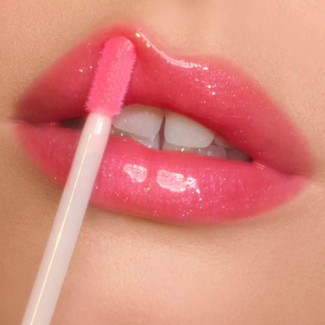 シャーロット・ティルベリーさんのインスタグラム写真 - (シャーロット・ティルベリーInstagram)「💋NEW! SHADES! BATHE YOUR LIPS IN PINKGASM GLOW💋  Darlings, adorn your lips in a magical veil of jewels with 2 NEW! SHADES of my limited-edition Pinkgasm Jewel Lips – PINKGASM and PINKGASM SUNSET! 💕✨ They’re the secret to love-glazed lips with just one swipe of dazzling, diamond gloss! Which shade will you choose?   WHAT MAKES IT MAGIC?   💧Hyaluronic Acid – floods lips with hydration 💫Vitamin E – conditioning and nourishing 💎Diamond Powder – for jewel-like light and luminosity  💋 Jewel toned pearls – for a multi-dimensional look  Shop Summer of Lovegasm Jewel Lips NOW! on CharlotteTilbury.com 💫  #CharlotteTilbury #Lovegasm #Pinkgasm」5月21日 19時00分 - charlottetilbury