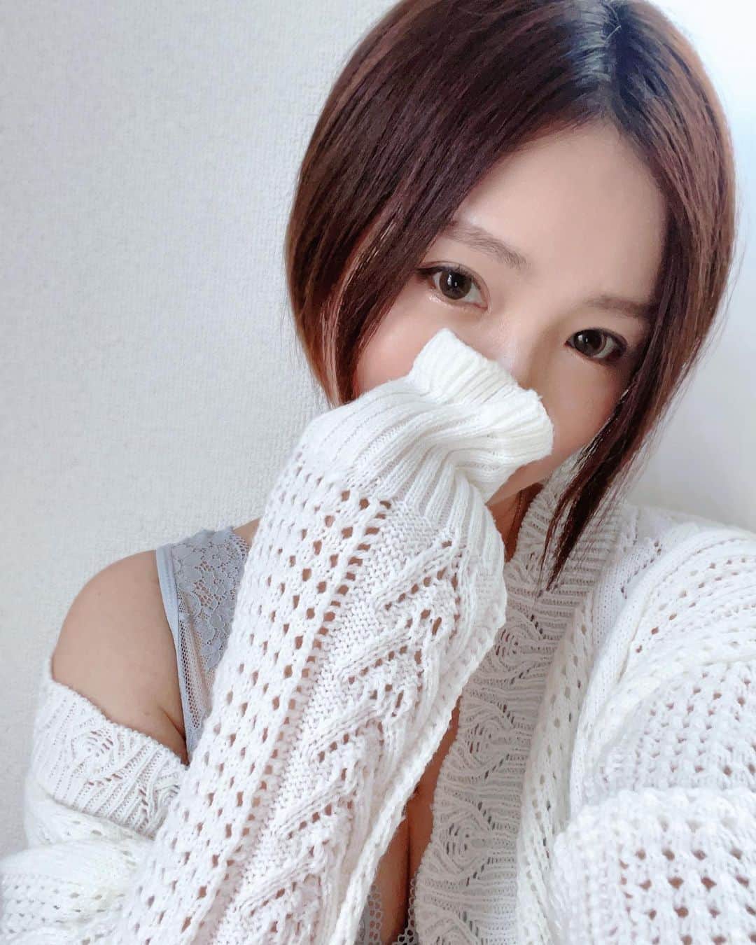 ゆうかのインスタグラム：「着け心地が良くて前から愛用していたルルクシェルのナイトブラ✨ 今回は前と違うカラーを選びました🥹💎 . 無理やり谷間を作るような圧迫感はなく、胸全体をしっかりホールドし、フロントホックでぎゅっと寄せてくれるタイプです。育乳したい人にも良さそう！ . セットのショーツもあって 可愛い❤️ . 他にもカラー展開が沢山あるし、 サイズ展開も豊富だった^ ^💗 . @lulukushel.jp チェックしてみてね！ . #くつろぎ育乳ブラ #ナイトブラ #育乳 #育乳ブラ #ルルクシェル #lulukushel #lulukushel_pr」