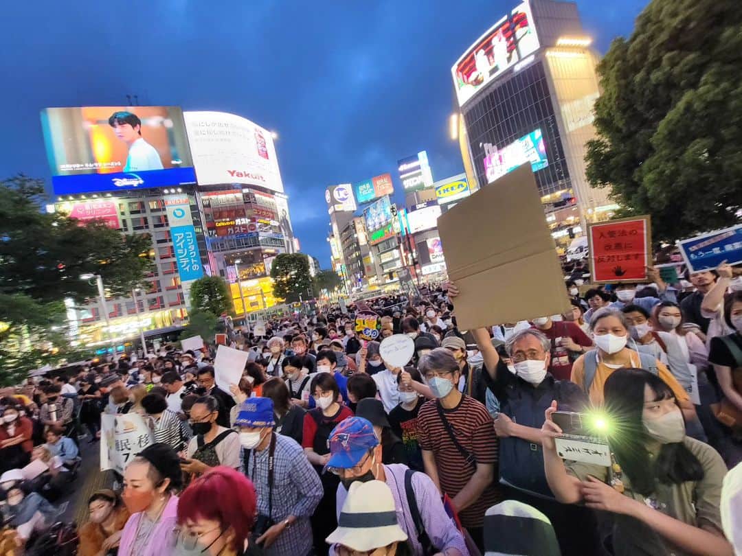 津田大介のインスタグラム：「渋谷ハチ公前午後7時。」