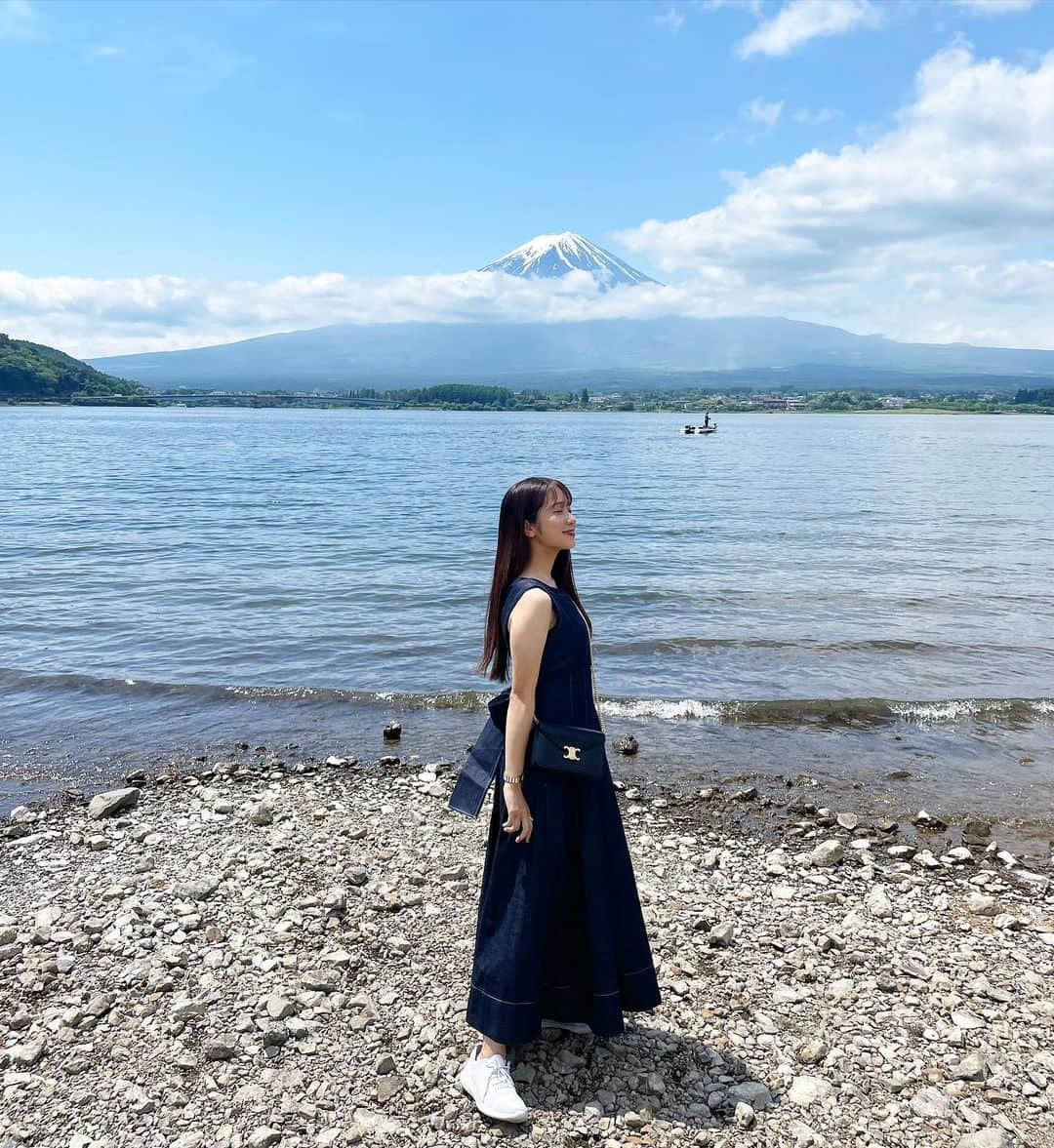 生形由佳のインスタグラム：「・ 山梨へドライブ🍃  富士山美しい🗻  良き休日でした☺️ 明日からまた頑張ろう~  👗 @mercuryduo_com  背中のデザインが可愛い❤︎  #山梨観光 #富士山 #河口湖  #忍野八海 #新倉山浅間公園  #mercuryduo #PR #マーキュリーデュオ  #春ワンピース #ワンピース」