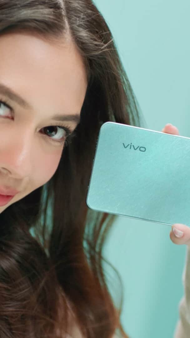 ユキ・カトウのインスタグラム：「Upgrade your OOTD style with #GayaSultan #vivoY36Series yang dilengkapi Dynamic Glass Design, Ultra O Screen, dan warna trendy yang bikin OOTD kamu jadi semakin WOW!  Reply kalau kamu pengen punya vivo Y36 Series🙌🏼  #PerformaJagoan」
