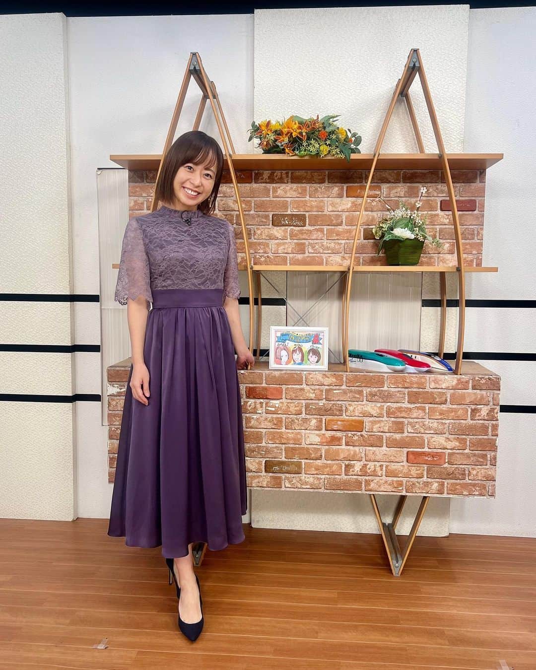 のインスタグラム：「およそ7年お世話になったスタジオで最後の撮影でした✨✨ ・ ・ 結婚式の2次会にも着ていけそうな素敵なワンピースです☺️ ・ ・ ハイウェストでの切り返しがあると足が長くスタイルが良く見えて嬉しいです😆 ・ ・ ドレス∶Aimer @aimer_dress  イヤリング∶ABISTE @abiste_official  ・ ・ #bs日テレ　汐留tvは毎週日曜夜22時54分〜スタートです📺 ・ ・ 身長158cmのコーデです✨✨ ・ ・ #衣装　#ワンピース　#結婚式2次会ワンピース　#ootd #cordinate #sサイズコーデ　#158cmコーデ #女子アナコーデ　#フリーアナウンサー」