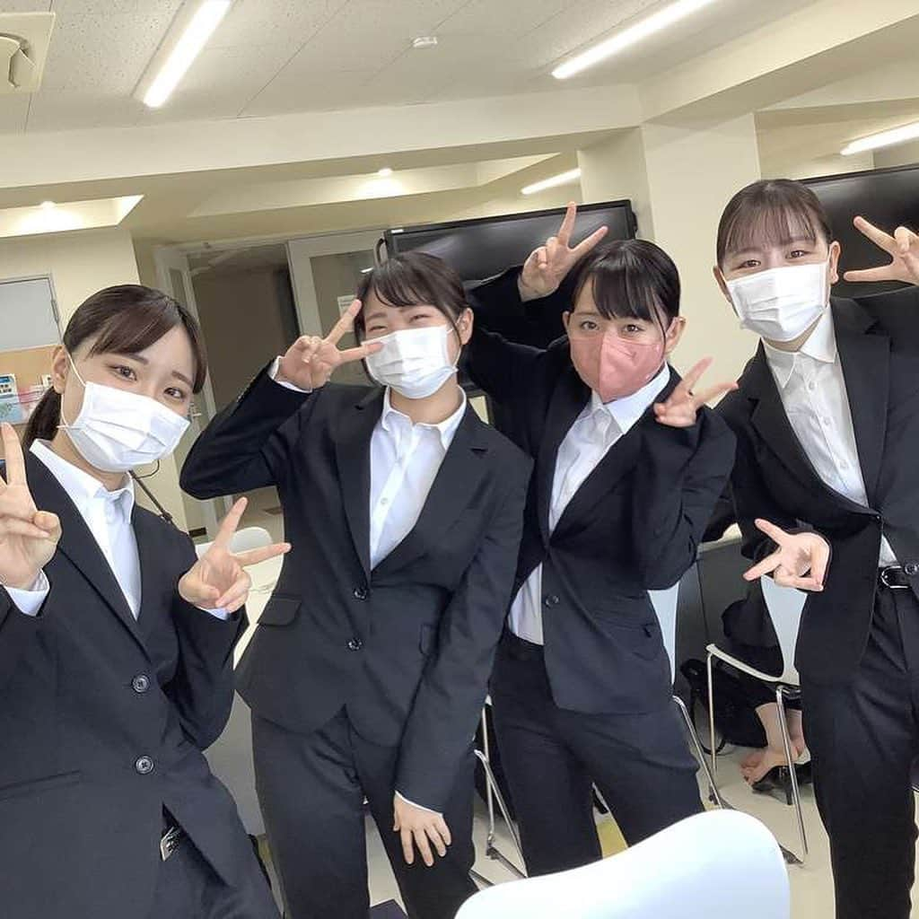 東京医薬専門学校さんのインスタグラム写真 - (東京医薬専門学校Instagram)「📷新入生だけど就活生✌️  こんにちは、 医療事務系学科です！  医療事務専科（1年制）では 先日、履歴書用証明写真の 撮影がありました！  髪色がハイトーンだった人も みーんな黒髪！ だけどスーツによく似合って かっこいいですよーー🙌🙌  余談ですが最近は パンツスーツスタイルが 人気の様子でした👀  写真の出来栄えは果たして。。  #新入生 #就活活動 #就活生   #東京医薬看護専門学校 #tcm #schoollife #専門学校 #専門学生 #医療事務 #医療事務のたまご #医師事務作業補助者 #instagood」5月21日 19時14分 - tokyo_iyaku