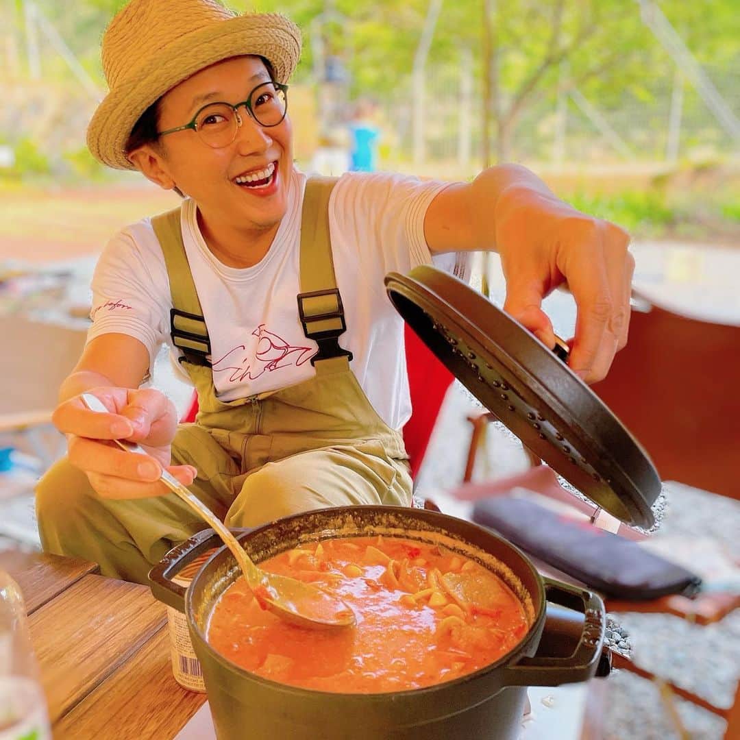 金子貴俊のインスタグラム：「今回のキャンプではバターチキンカレーとチャパティを作ってみましたー。 これが最高に美味しくて、わたしのキャンプ飯のテッパン料理になりました♪前日から鶏肉をスパイスとヨーグルトなどでマリネしてましたが、お肉も柔らかく仕上がり大成功！ 子供達もたくさん食べてくれて嬉しかったなぁー。 家族キャンプは久々でしたが、やっぱりキャンプ最高だなぁー❤️  #キャンプ#camp#キャンプ飯#バンコン#キャンピングカー#キャンプ好きな人と繋がりたい #キャンピングカーライフ  #スパイスカレー#バターチキンカレー #カネコcamp」