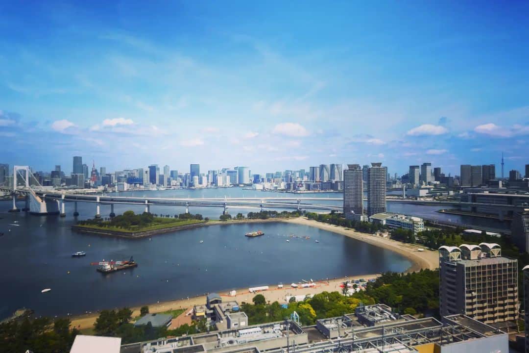重松隆志のインスタグラム：「今日は、レインボーブリッジ🌈から 東京タワー🗼スカイツリーを1枚で納められる場所で撮影やったよ。 しかし今回の撮影。雨を避けて、全部ド晴れやな☀️☀️熱気持ちイイ～～ #ドラマ #連ドラ #テレビ #撮影 #レインボーブリッジ #東京タワー #スカイツリー #俳優 #重松隆志」