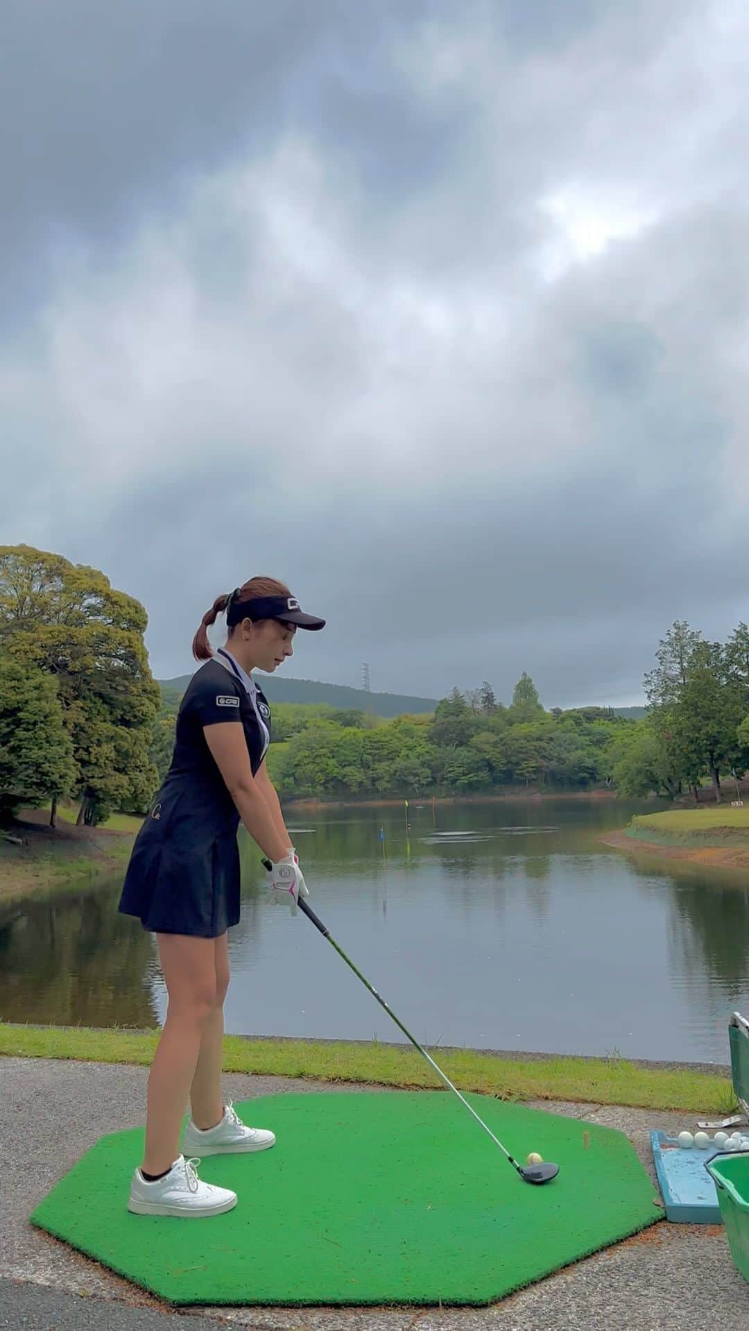 YUKAのインスタグラム：「池に向かって😍⛳️✨✨  福岡にはないと思っていた水上の練習場🫶  #福岡国際カントリークラブ  の練習場にありました。解放感抜群〜🥹🥹❣️  wear @cpggolf_official   #golf#golfwear#golfer#高尔夫球#ゴルフ#ゴルフウェア#ゴルフ女子#ゴルフコーデ」