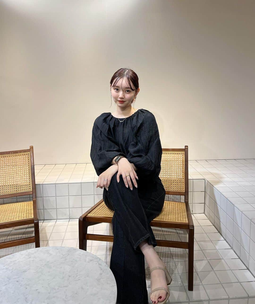 のインスタグラム：「受注会ありがとうございました♡ 実は柄にもなく自分たちだけで洋服を作ってるとこれは人気ないかなって不安になったり、 こういうイベントも誰も来ないかも、、って思ったりもして ECのみだからこそ感じてしまう気持ちなんだと思うんです。 でもみんなと会えるとすごく楽しくて本当にARUMDYのお洋服気に入ってくれるんだなぁってのが分かるの。  こうやって目の前で想いを伝えてくれると、また可愛いの作らなきゃって思えます☺︎ ARUMDYを始めなければこんなに近くで会えることも無かっただろうし、そう思うとすごく不思議な感じですね☺︎  いつも私の原動力でいてくれてありがとう♡ また会いましょう✨」